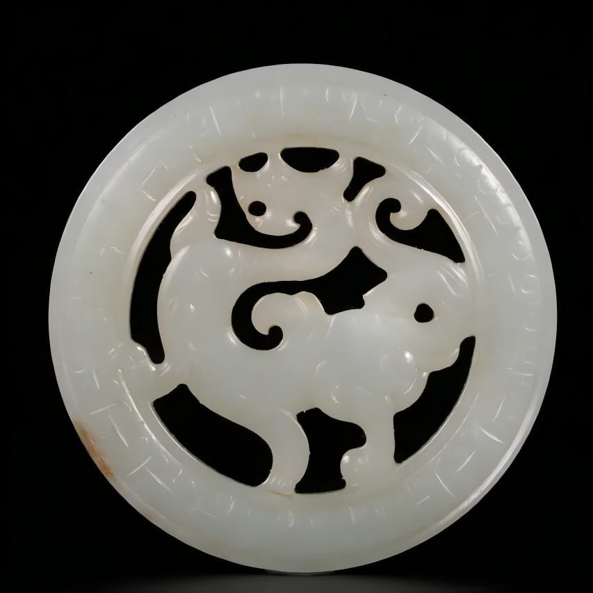 A Qing Dynasty Hetian white jade carved dragon pattern jade pendant: Qing Dynasty Hetian white jade carved dragon pattern jade pendant SIZE: Diameter 5.7cm T: 0.5cm W: 27g (The Dimensions Of All Batches Are Manually Measured.If You Need More Detailed Information, Pleas