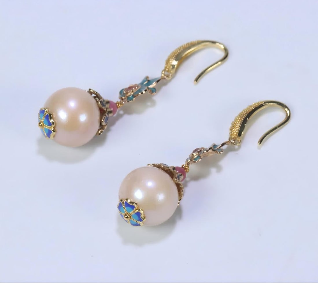 A pair of late Qing Eastern pearl earrings: Late Qing Dynasty A pair of Dongzhu earrings SIZE: 1.55cm W:15.6g (The Dimensions Of All Batches Are Manually Measured.If You Need More Detailed Information, Please Contact Our Customer Service Before