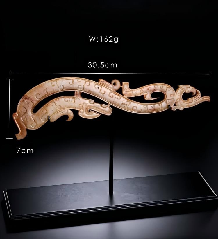 A jade dragon of the Han Dynasty: Han Dynasty jade dragon SIZE: W:30.5cm H:7cm W:162g (The Dimensions Of All Batches Are Manually Measured.If You Need More Detailed Information, Please Contact Our Customer Service Before Bidding.)
