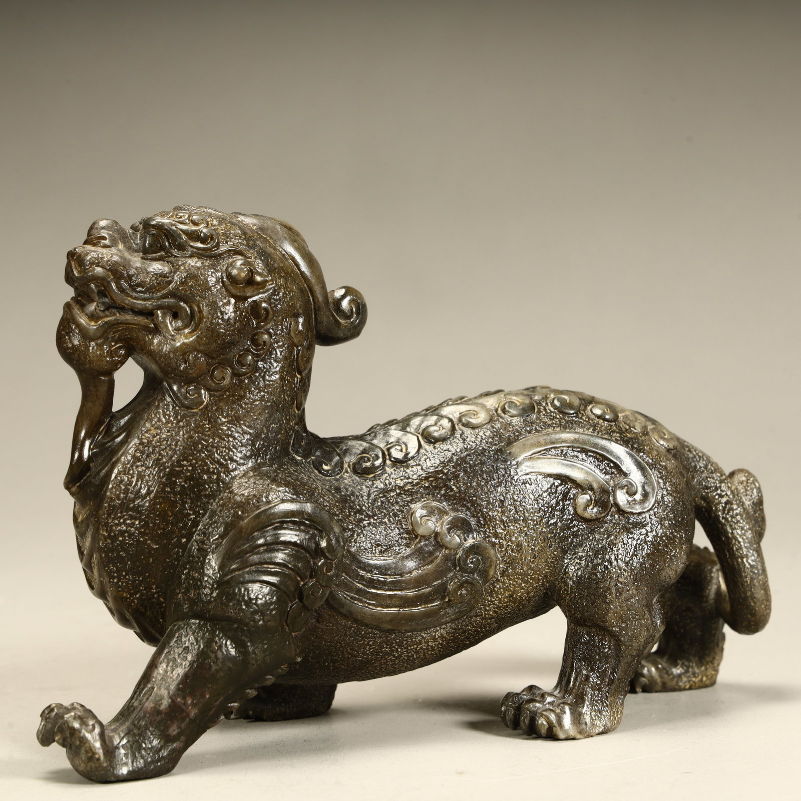 A Qing Dynasty Shoushan stone beast ornament: Qing Dynasty Shoushan stone beast ornament SIZE: H:10cm L:16cm W:6cm W:610g (The Dimensions Of All Batches Are Manually Measured.If You Need More Detailed Information, Please Contact Our Customer Serv