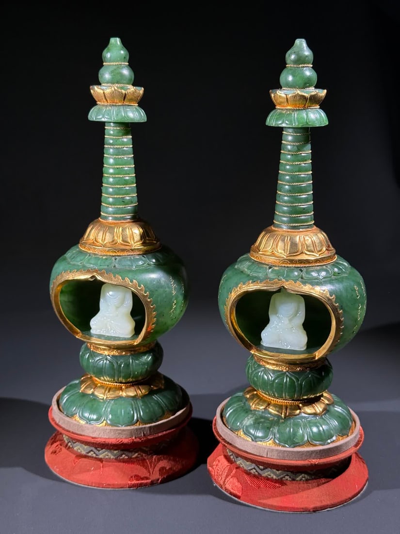 A pair of Qing Dynasty jasper gilt inlaid white jade Buddha stupas: Jasper gilt inlaid white jade Buddha stupa This pair of pagodas is an offering vessel with deep and lustrous jasper as the main body The whole body adopts gold-cladding, jade-inlaid jade, gold paintin