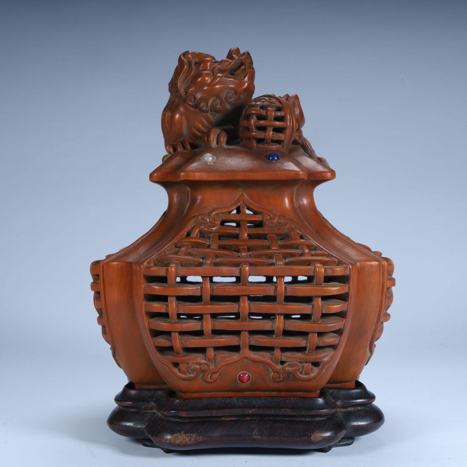 A Qing Dynasty boxwood carving hollow Taishi lion pattern aromatherapy: Qing Dynasty boxwood carving hollow Tai Lion Young Lion pattern aromatherapy SIZE: H:21cm L:16cm W:16cm W:808g (The Dimensions Of All Batches Are Manually Measured.If You Need More Detailed Informatio