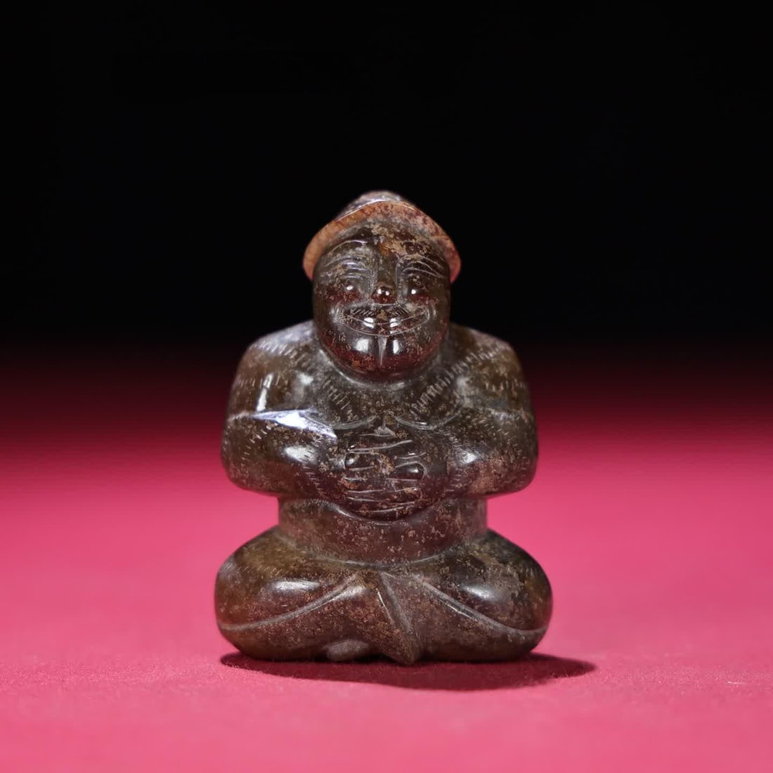 A piece of Han Dynasty jade kneeling: Han Dynasty jade kneeling person holds the piece SIZE: 60x41x26mm W:97g (The Dimensions Of All Batches Are Manually Measured.If You Need More Detailed Information, Please Contact Our Customer Service