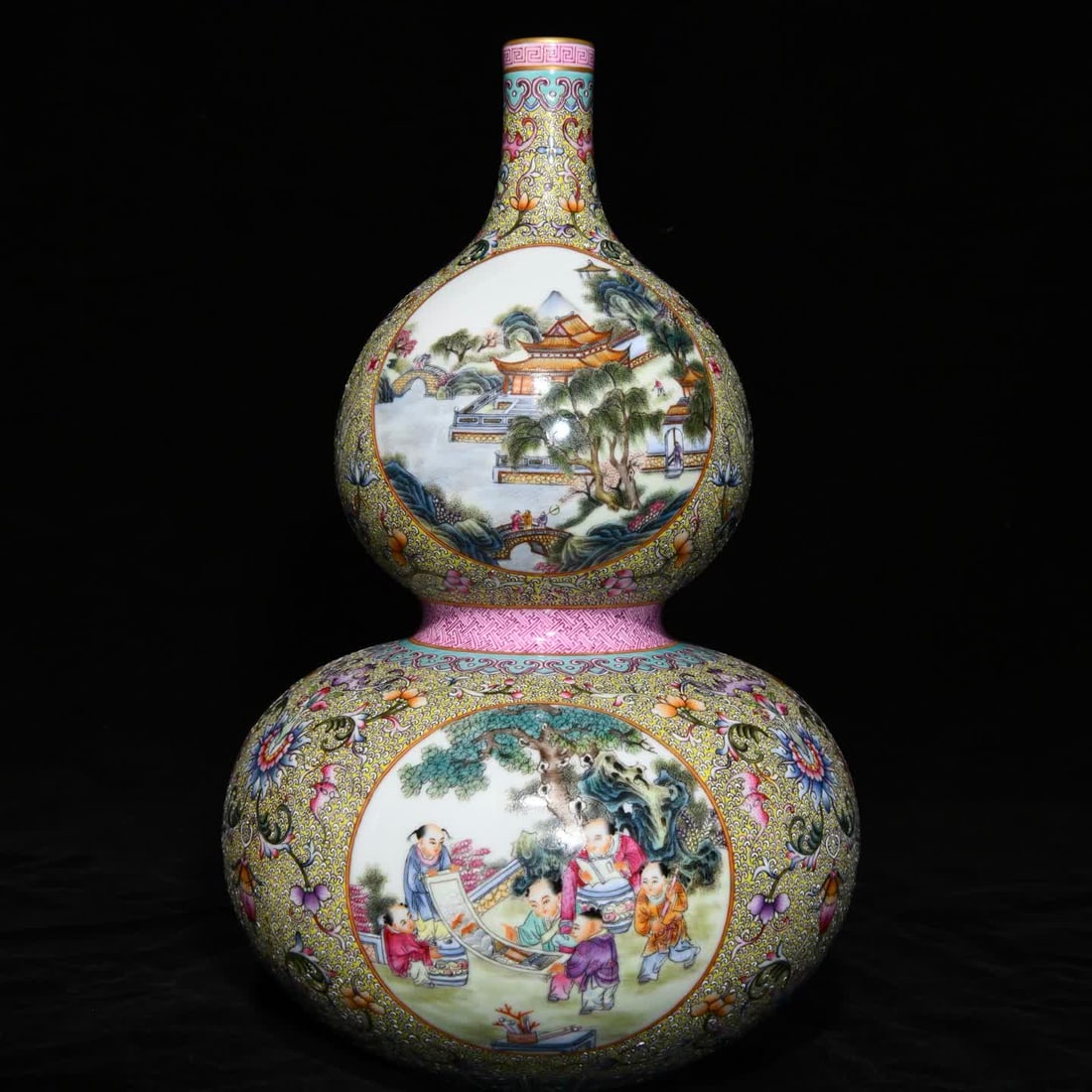 A piece of Qing Qianlong Gu Yuexuan heavy industry pastel landscape baby play picture gourd bottle: Qing Qianlong Gu Yuexuan Heavy Industry Pastel Landscape Baby Play Picture Gourd Bottle SIZE: H:32cm D:20cm (The Dimensions Of All Batches Are Manually Measured.If You Need More Detailed Information,