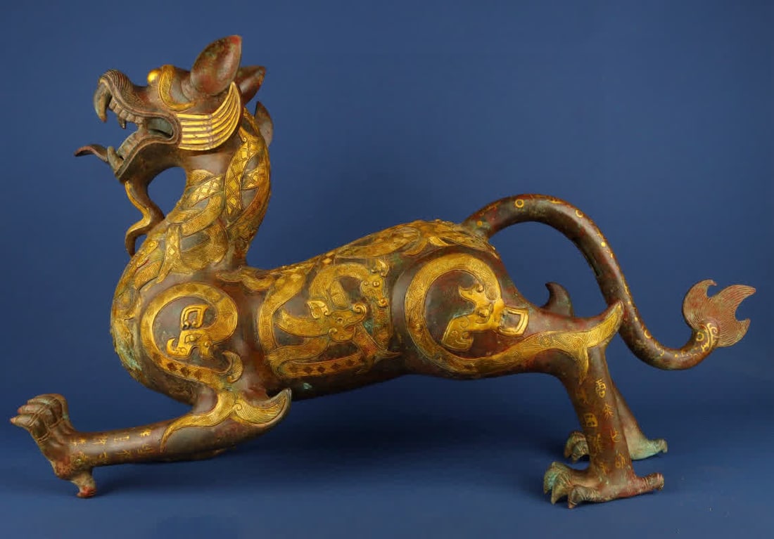 A Han Dynasty bronze Cuojin beast statue: Han Dynasty bronze Cuojin beast statue SIZE: W:8.8kg L:75cm H:45cm (The Dimensions Of All Batches Are Manually Measured.If You Need More Detailed Information, Please Contact Our Customer Service Befor