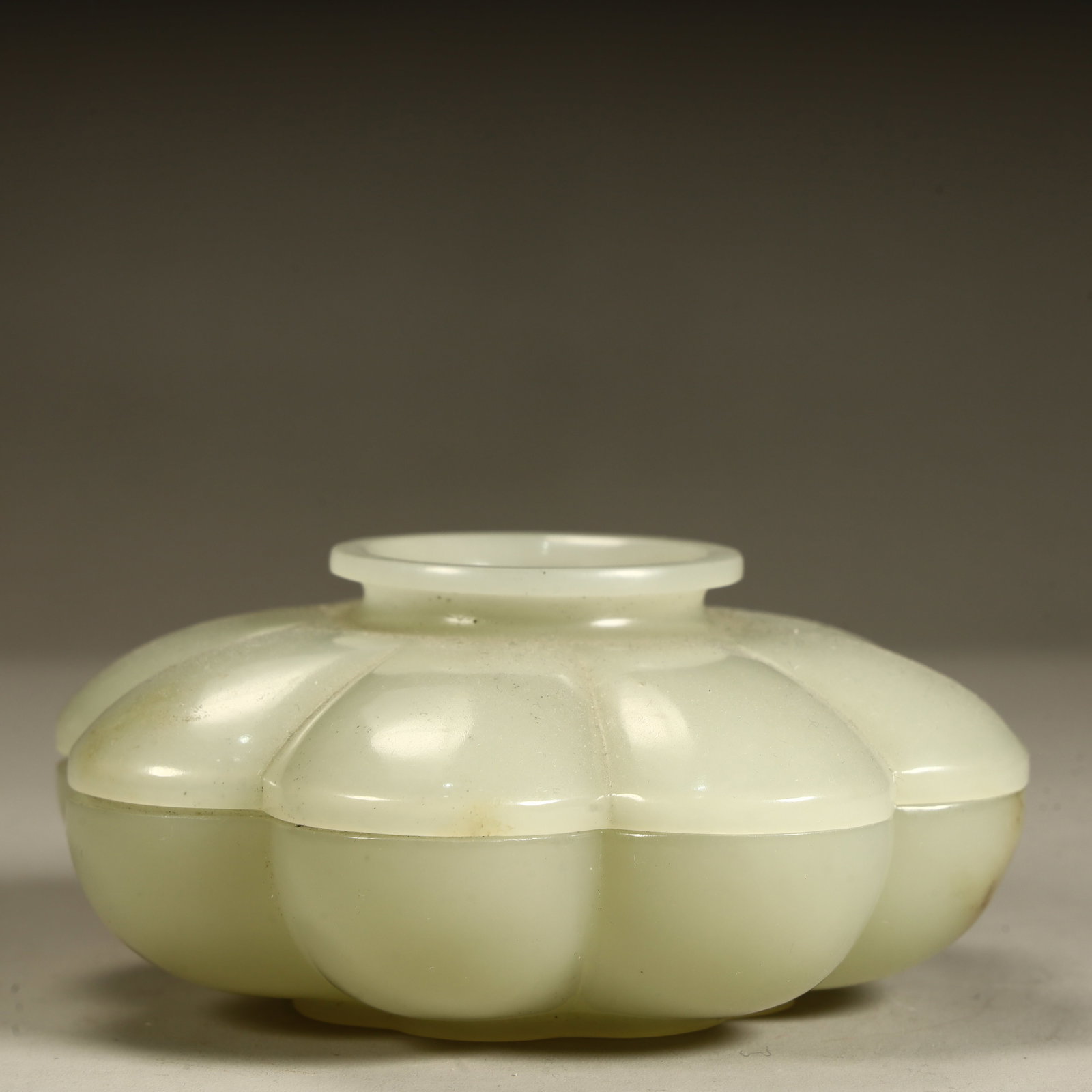 A small box of Hetian white jade in the Qing Dynasty: Qing Dynasty Hetian white jade small box SIZE: H:5cm L:10.7cm W:10.7cm W:223.4g (The Dimensions Of All Batches Are Manually Measured.If You Need More Detailed Information, Please Contact Our Customer
