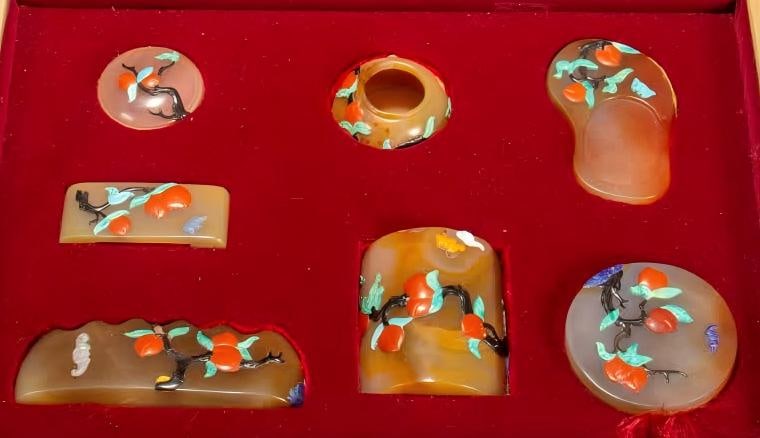 A set of Qing Dynasty agate inlaid treasure study: A set of agate inlaid treasure study rooms in the Qing Dynasty SIZE: L:7cm W:7cm H:8cm W:280g (The Dimensions Of All Batches Are Manually Measured.If You Need More Detailed Information, Please Contact