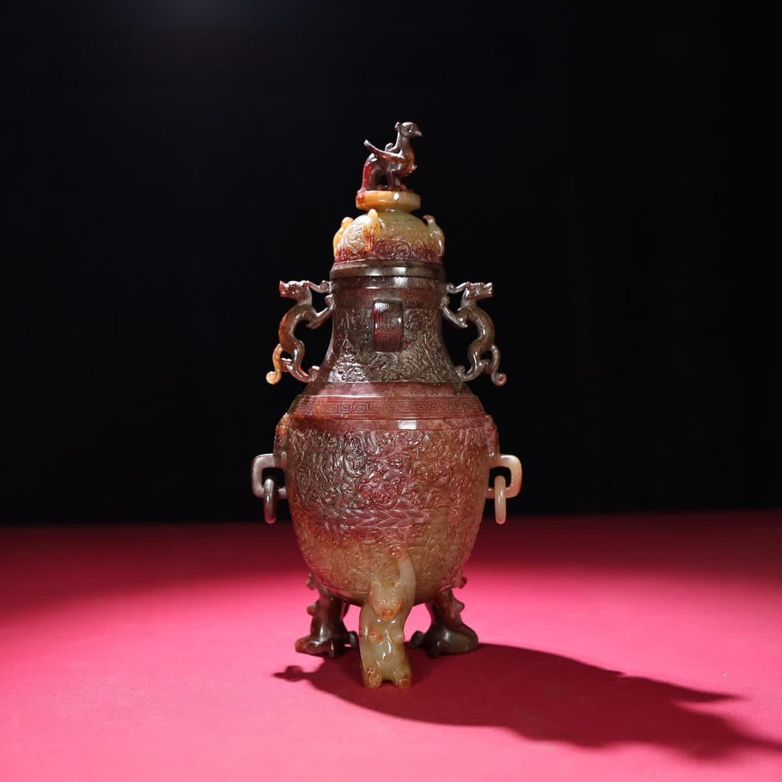 A Han Dynasty jade gossamer silk carved three-legged phoenix bird vase: The Han Dynasty jade gossamer silk carved three-legged phoenix bird vase SIZE: Bottle 174x126x90mm Cap 74x53mm Total W: 876g (The Dimensions Of All Batches Are Manually Measured.If You Need More Detai