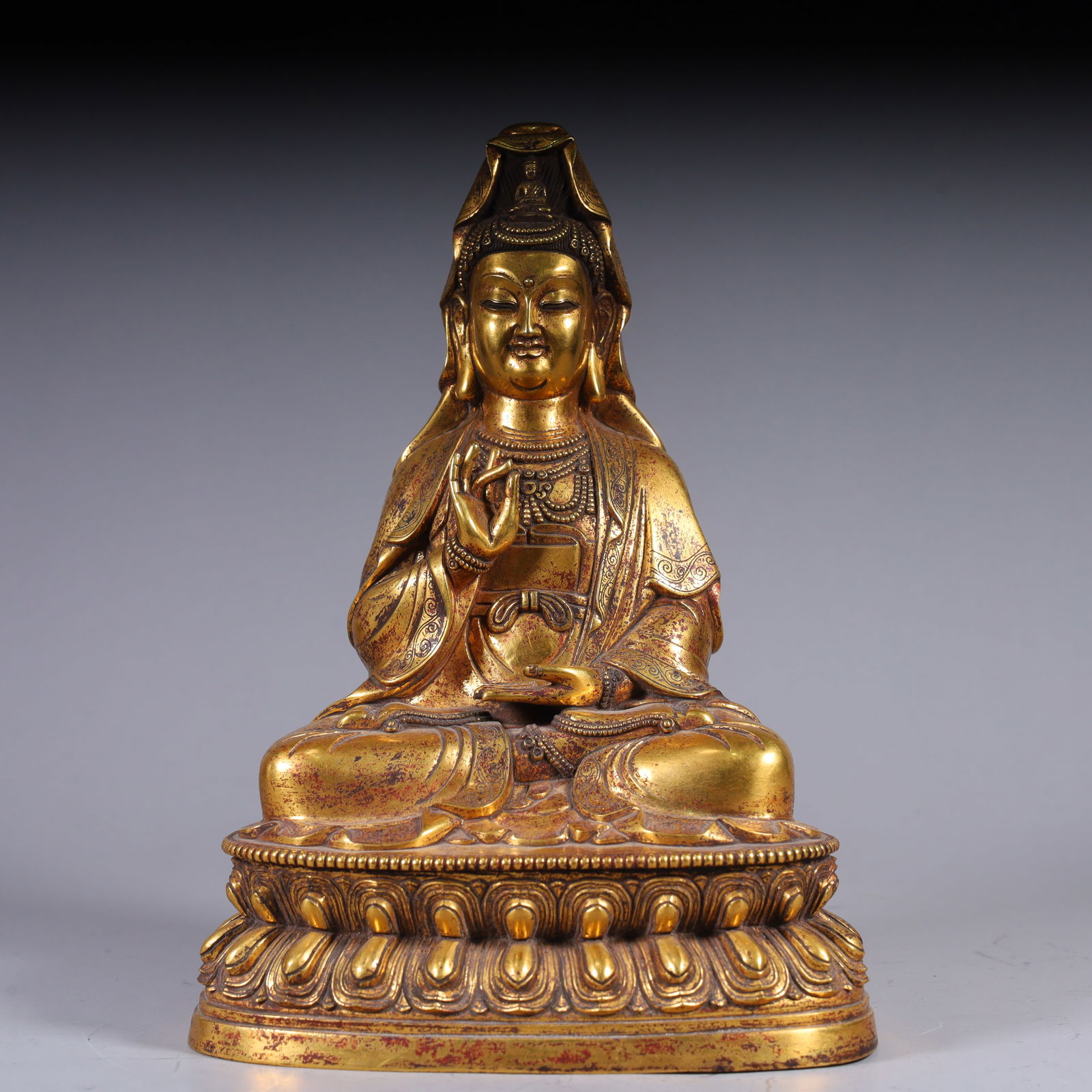 A seated statue of Guanyin Bodhisattva in copper gilt in the Qing Dynasty: Qing Dynasty copper gilt Guanyin Bodhisattva seated statue SIZE: H:22cm L:15.5cm W:11.5cm W:2.7kg (The Dimensions Of All Batches Are Manually Measured.If You Need More Detailed Information, Please Con