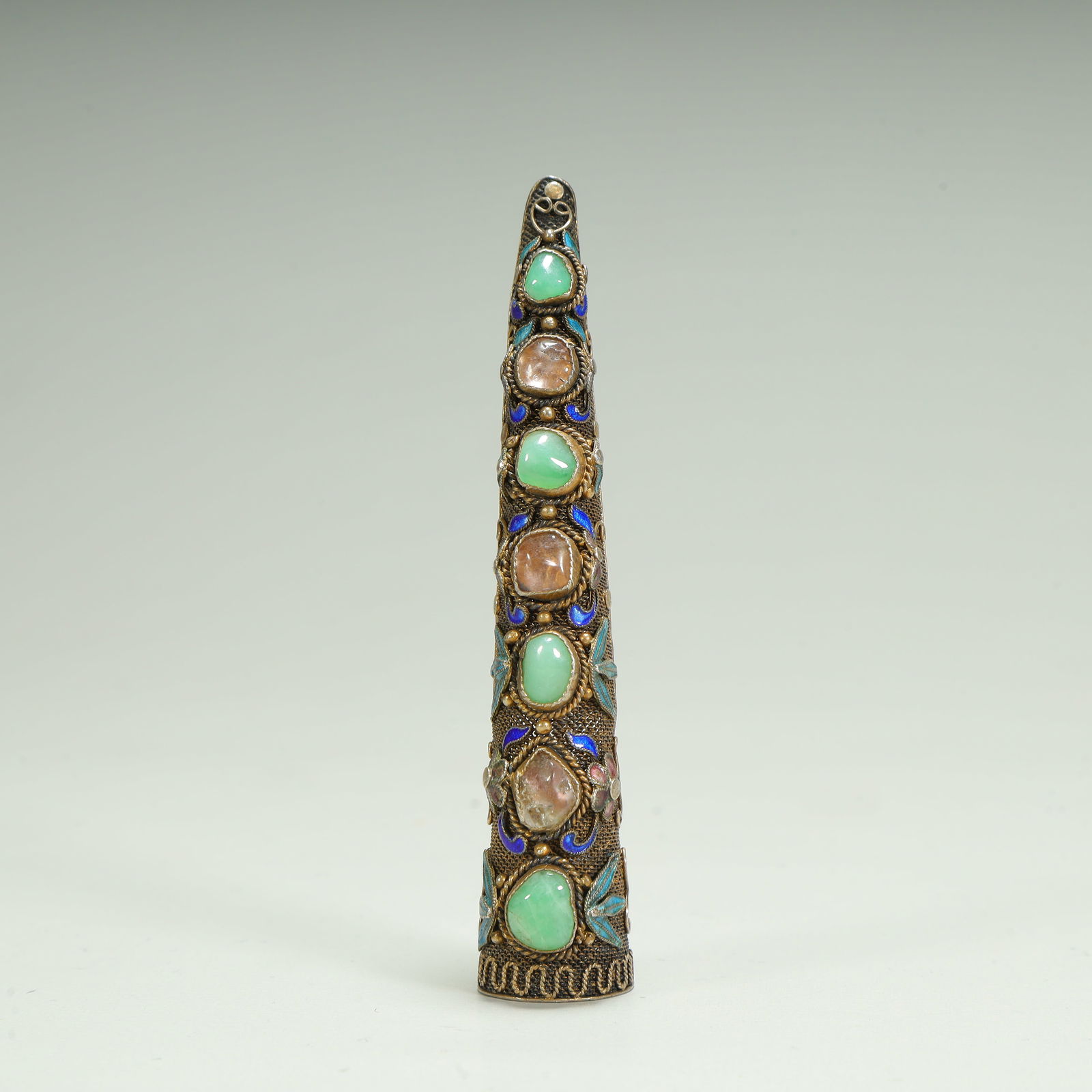 A piece of Qing Dynasty silver-gilt inlaid treasure dot emerald armor: Qing Dynasty silver gilt inlaid treasure dot emerald armor SIZE: H:8.5cm L:2cm W:1.6cm W:16g (The Dimensions Of All Batches Are Manually Measured.If You Need More Detailed Information, Please Contact