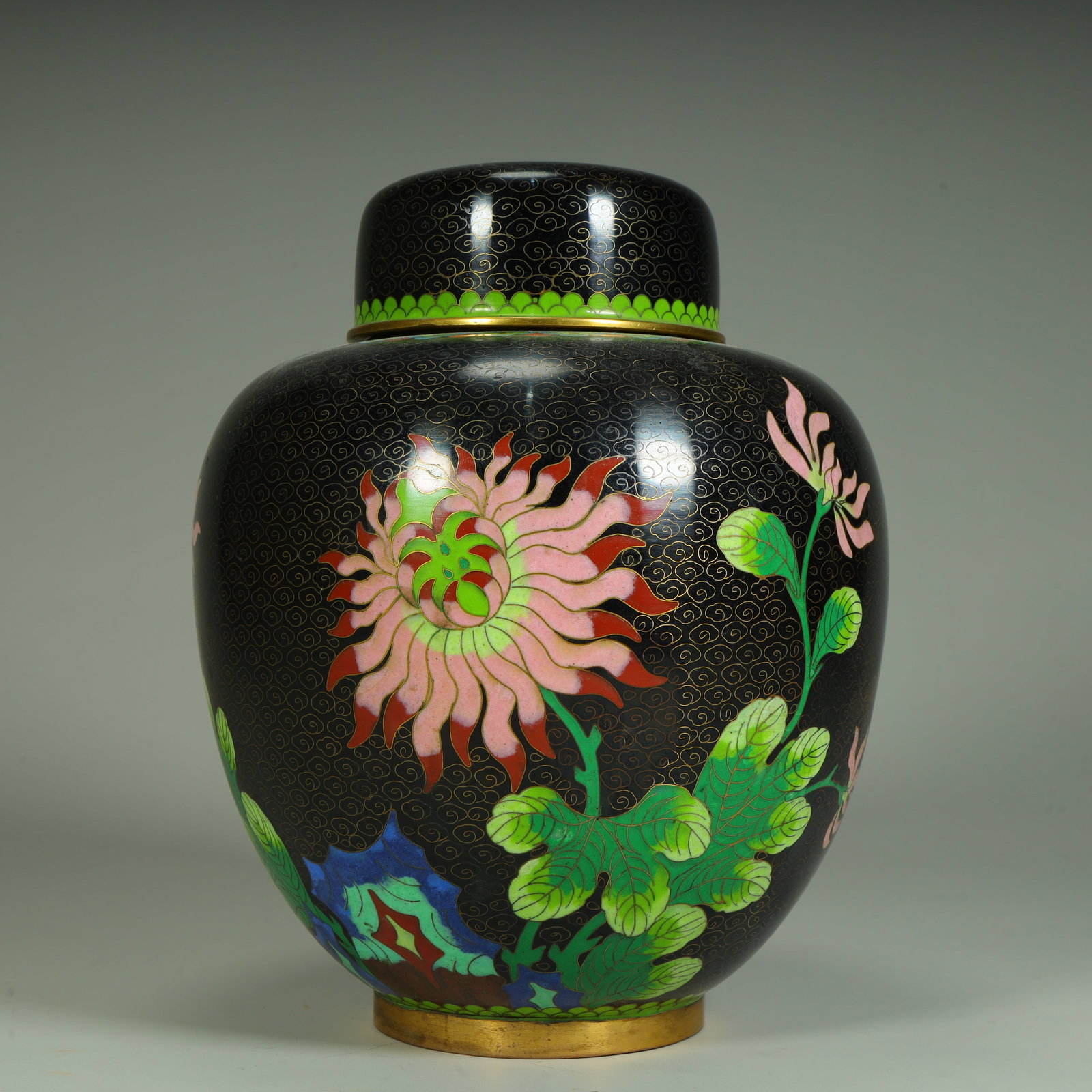 A copper-tired cloisonné enamel black chrysanthemum pattern lid jar: Copper tire cloisonné enamel black background chrysanthemum pattern lid jar SIZE: H:22cm L:16.5cm W:16.5cm W:1000g (The Dimensions Of All Batches Are Manually Measured.If You Need More Detailed Infor