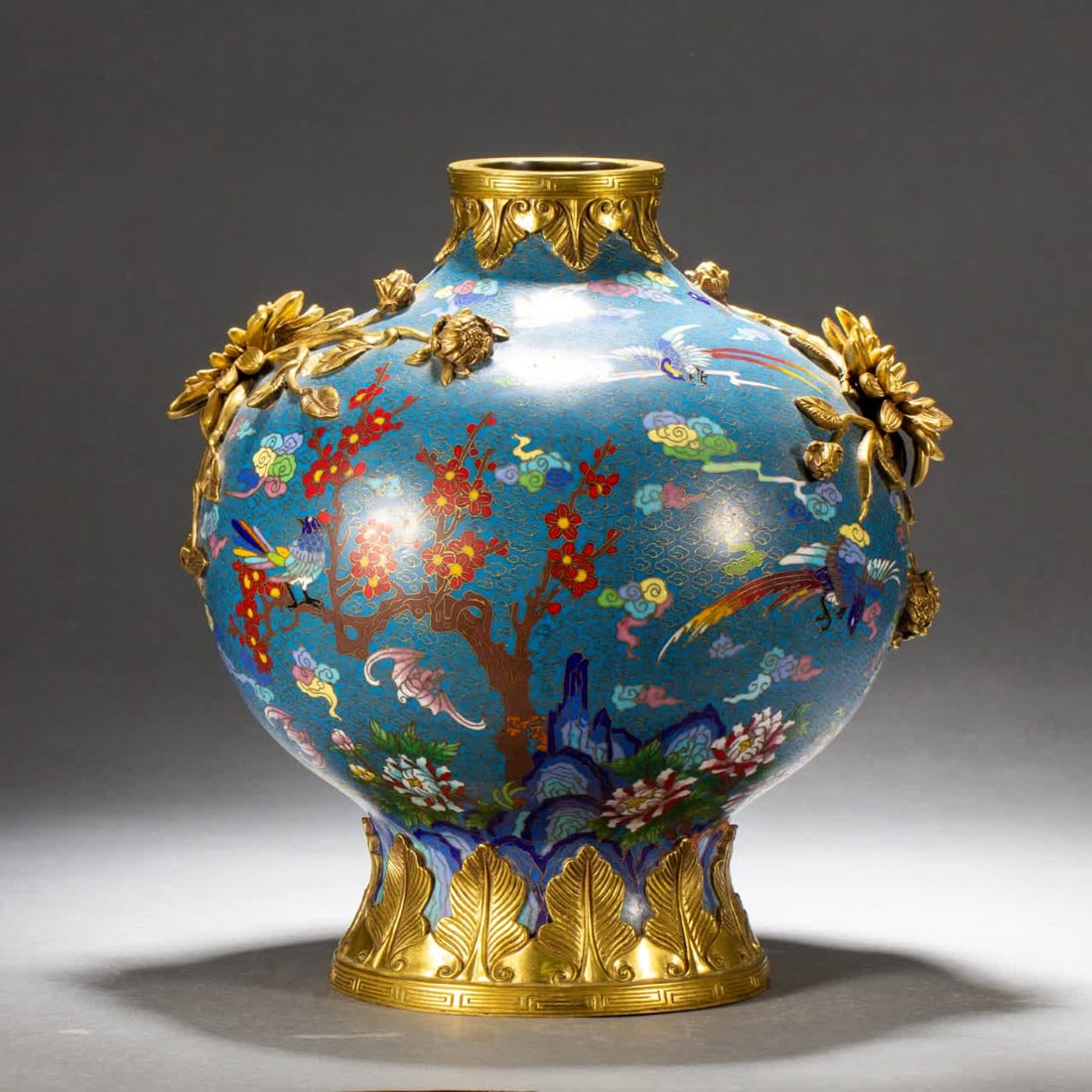 A cloisonné bottle from the Qing Dynasty: Cloisonné bottle of the Qing Dynasty SIZE: L:26cm W:26cm H:30cm (The Dimensions Of All Batches Are Manually Measured.If You Need More Detailed Information, Please Contact Our Customer Service Before