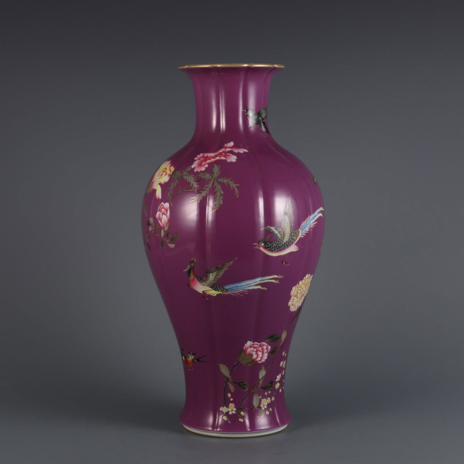 A carmine red background pastel with gold painted flower and bird pattern melon diamond bottle made: Qing Qianlong year carmine red background pastel gold-painted flower and bird pattern melon diamond bottle SIZE: H: 33.7cm Belly diameter 16.5cm mouthD: 9.6cm (The Dimensions Of All Batches Are Manual