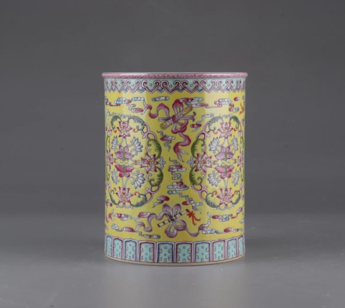 A Qing Qianlong yellow background pastel flower pen holder: Qing Qianlong yellow background pastel flower pen holder SIZE: H:16cm D:13.2cm (The Dimensions Of All Batches Are Manually Measured.If You Need More Detailed Information, Please Contact Our Customer S