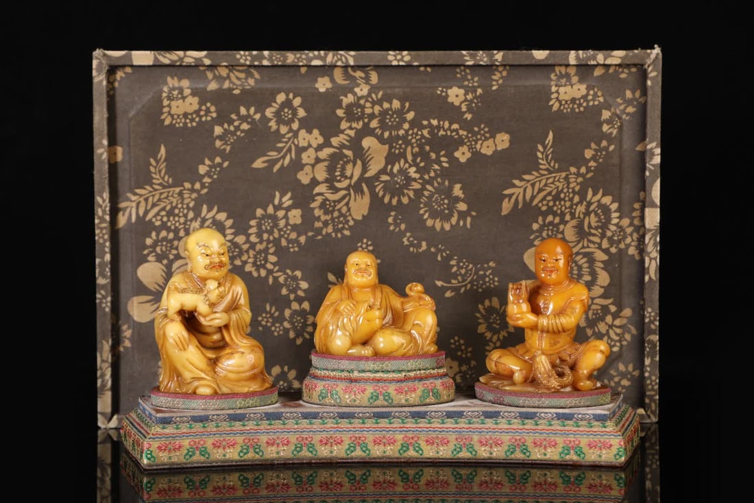 A set of Shoushan stone arhat carvings from the Qing Dynasty: A set of Shoushan stone arhat carvings in the Qing Dynasty SIZE: Total W: 438g H: 8cm W: 5.5cm (The Dimensions Of All Batches Are Manually Measured.If You Need More Detailed Information, Please Contac