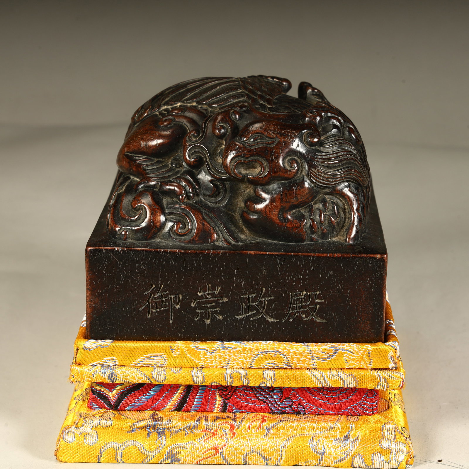 A large seal of rosewood: Large seal of rosewood SIZE: H:7cm L:9.2cm W:9.2cm W:508g (The Dimensions Of All Batches Are Manually Measured.If You Need More Detailed Information, Please Contact Our Customer Service Before Bidding