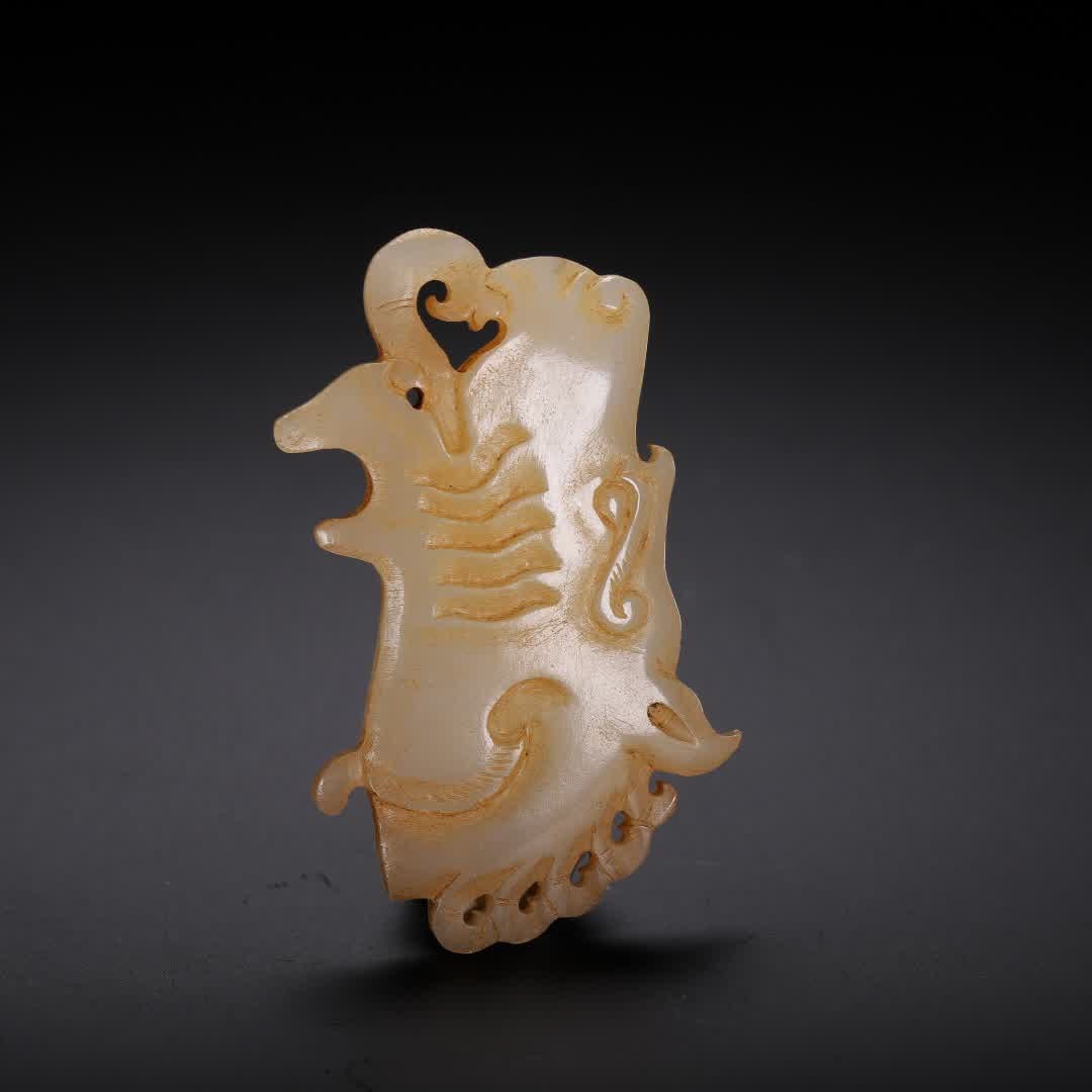 A piece of ancient jade wall: The ancient jade wall SIZE: W:3cm H:5cm W:10g (The Dimensions Of All Batches Are Manually Measured.If You Need More Detailed Information, Please Contact Our Customer Service Before Bidding.)