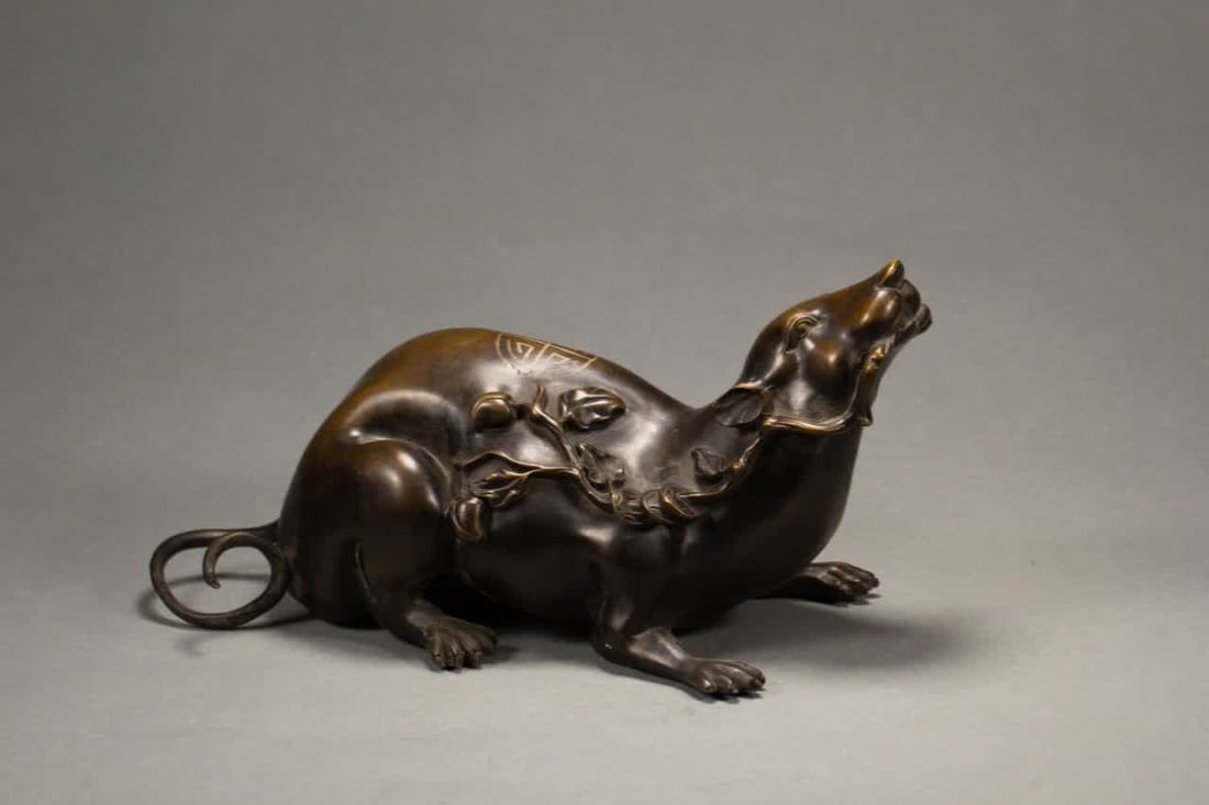 A bronze rat ornament from the Qing Dynasty: Copper rat ornaments of the Qing Dynasty SIZE: L:30cm W:14cm H:15cm (The Dimensions Of All Batches Are Manually Measured.If You Need More Detailed Information, Please Contact Our Customer Service Befo