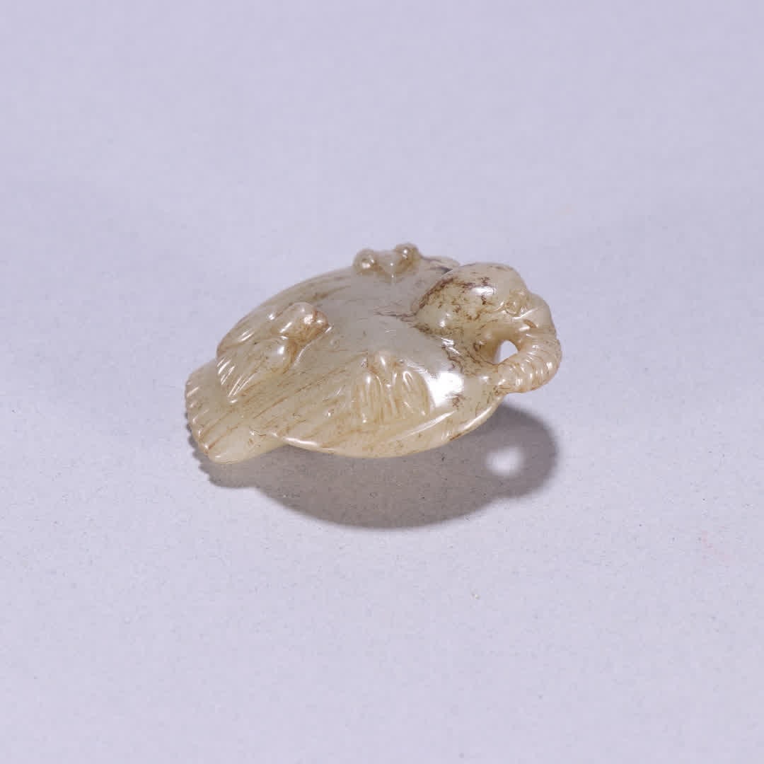 A Qing Dynasty Qing Dynasty Hetian jade auspicious bird carving: Qing Dynasty Qing Dynasty Hetian jade auspicious bird carving SIZE: H:1.7cm W:4.6x4cm W:55.1g (The Dimensions Of All Batches Are Manually Measured.If You Need More Detailed Information, Please Contact