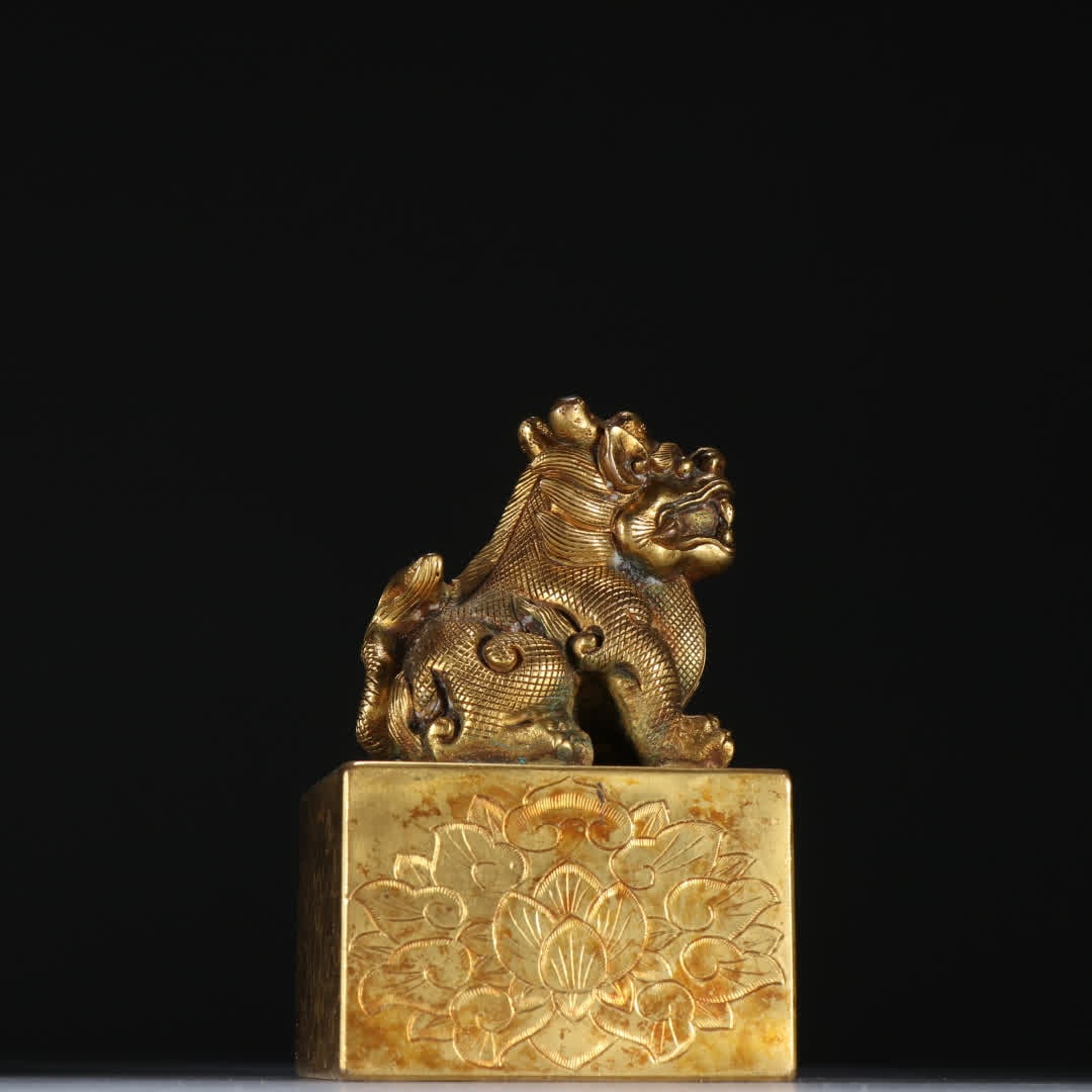 A Qing Dynasty copper gilt auspicious beast button seal: Qing Dynasty copper gilt auspicious beast button seal SIZE: H:11.7cm W:7.3cm W:2792.3g (The Dimensions Of All Batches Are Manually Measured.If You Need More Detailed Information, Please Contact Our Cu