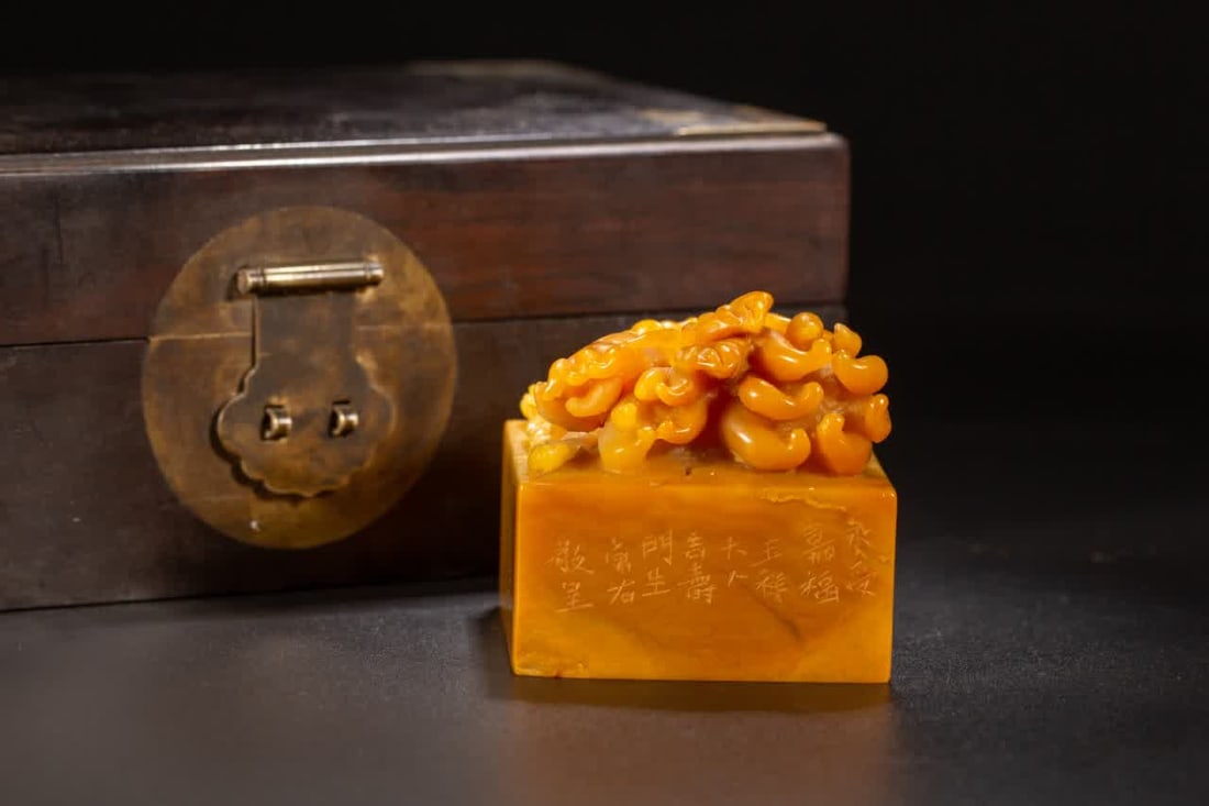 A Qing Dynasty Tian Huang seal: Qing Dynasty Tian Huang Seal SIZE: L:6.2cm W:6.2H:6cm (The Dimensions Of All Batches Are Manually Measured.If You Need More Detailed Information, Please Contact Our Customer Service Before Bidding.)