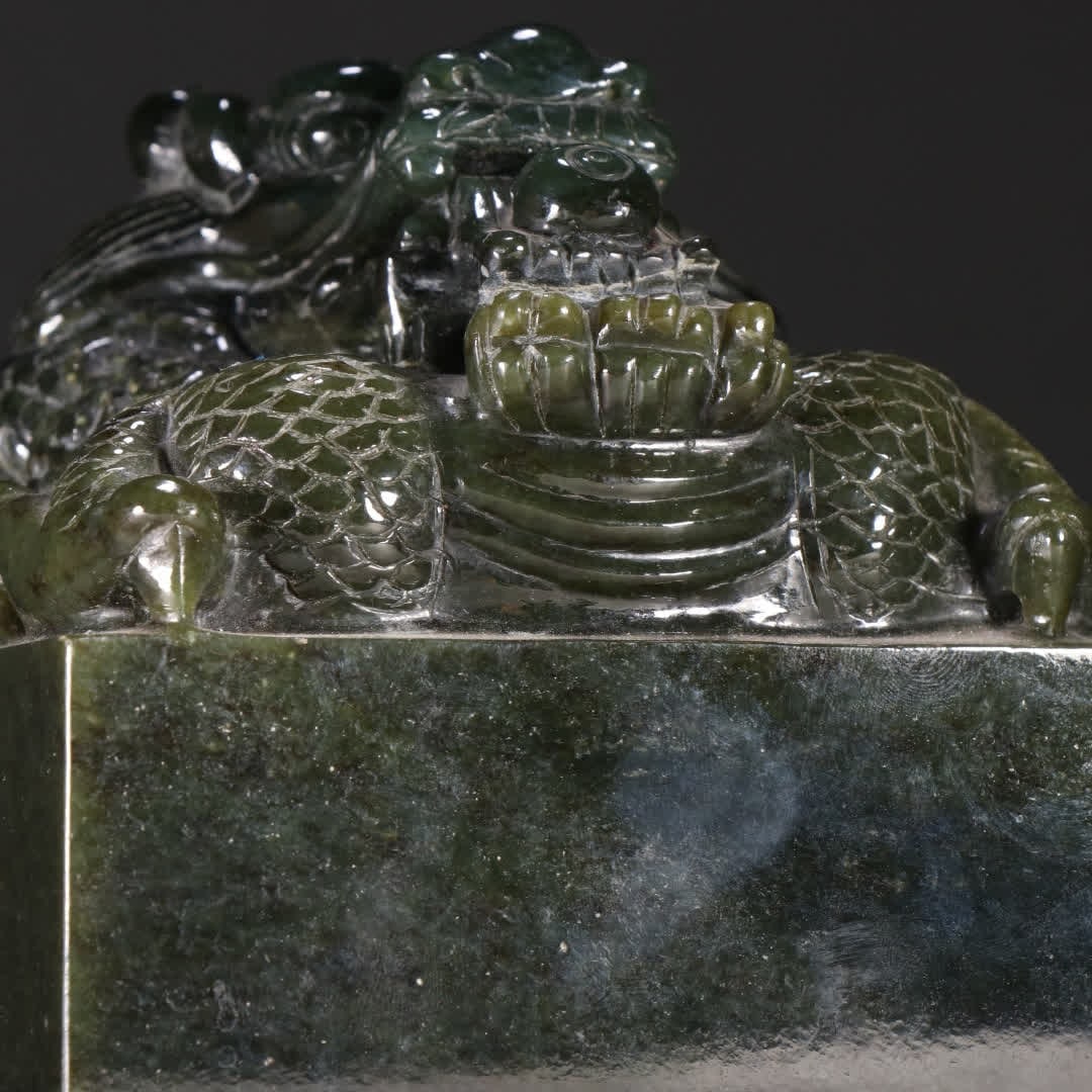 A Qing Dynasty jasper dragon button seal - 2