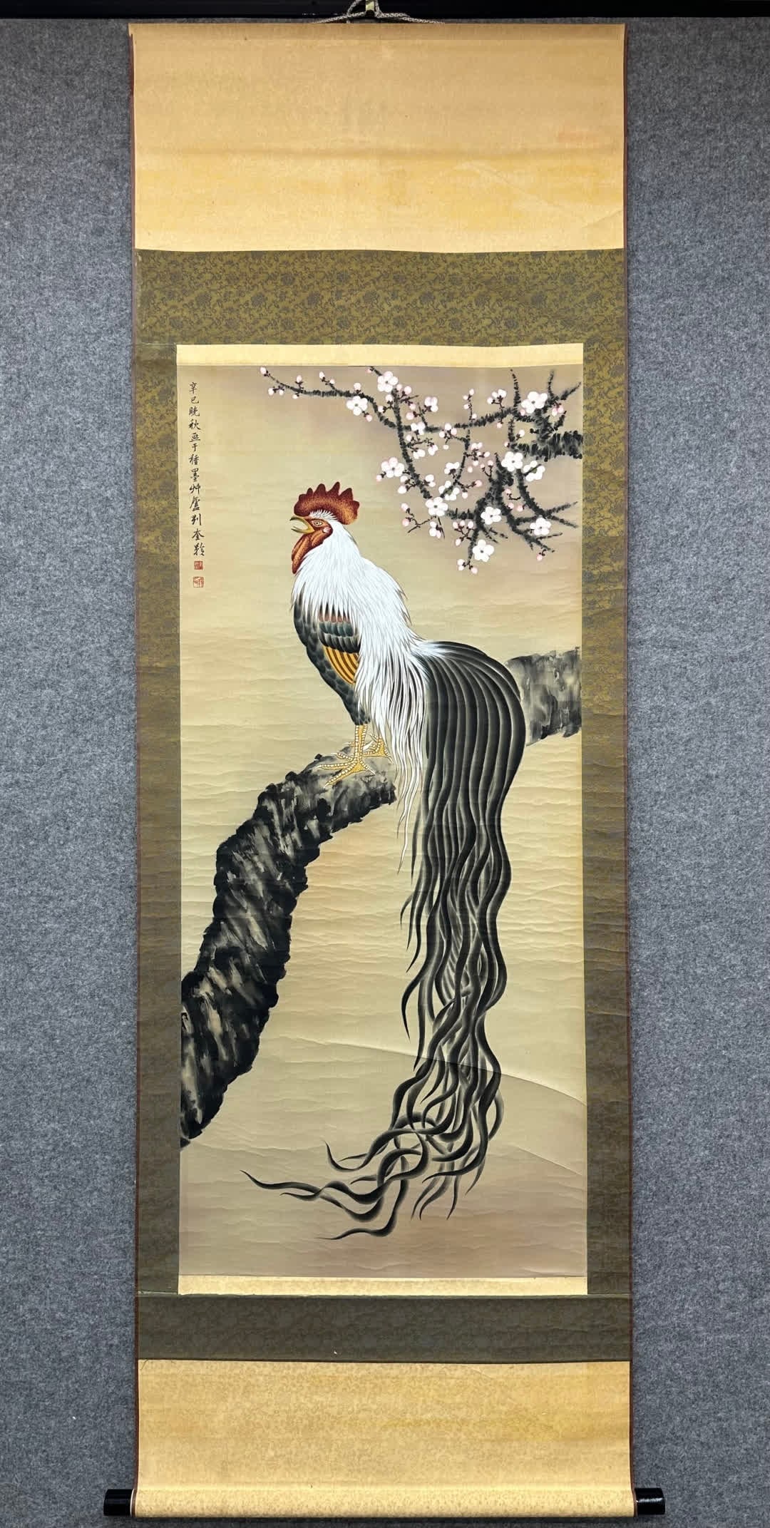 A picture of Liu Kuiling's silk vertical axis: Liu Kuiling's silk vertical axis Dajitu SIZE: Painting Core114x51cm (The Dimensions Of All Batches Are Manually Measured.If You Need More Detailed Information, Please Contact Our Customer Service Befo