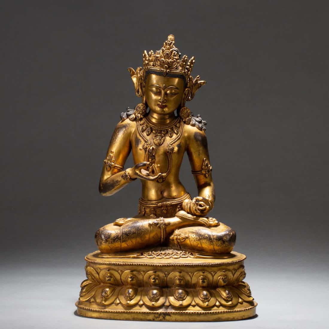 A bronze gilt Buddha statue of the Qing Dynasty: A copper-gilt Buddha statue of the Qing Dynasty SIZE: L:20cm W:17cm H:35cm (The Dimensions Of All Batches Are Manually Measured.If You Need More Detailed Information, Please Contact Our Customer Servi