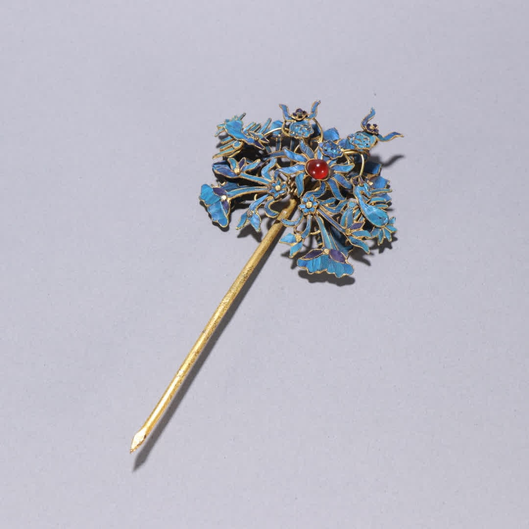 A Qing Dynasty silver-gilt emerald hairpin: Qing Dynasty silver gilt emerald hairpin SIZE: L:15.5cm W:7cm W:25.2g (The Dimensions Of All Batches Are Manually Measured.If You Need More Detailed Information, Please Contact Our Customer Service Be