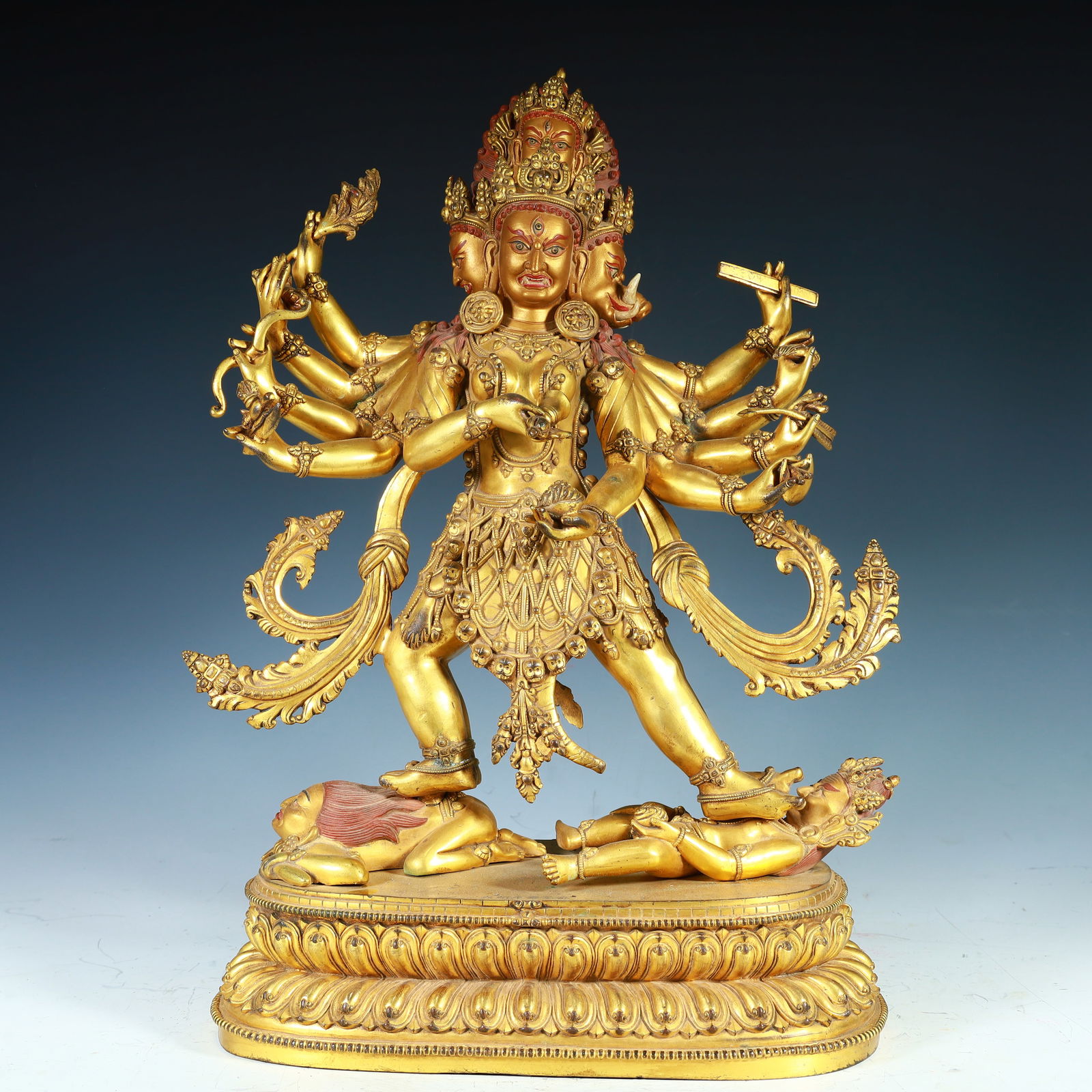 A bronze gilt ten-armed Buddha statue of the Qing Dynasty (1 of 19)