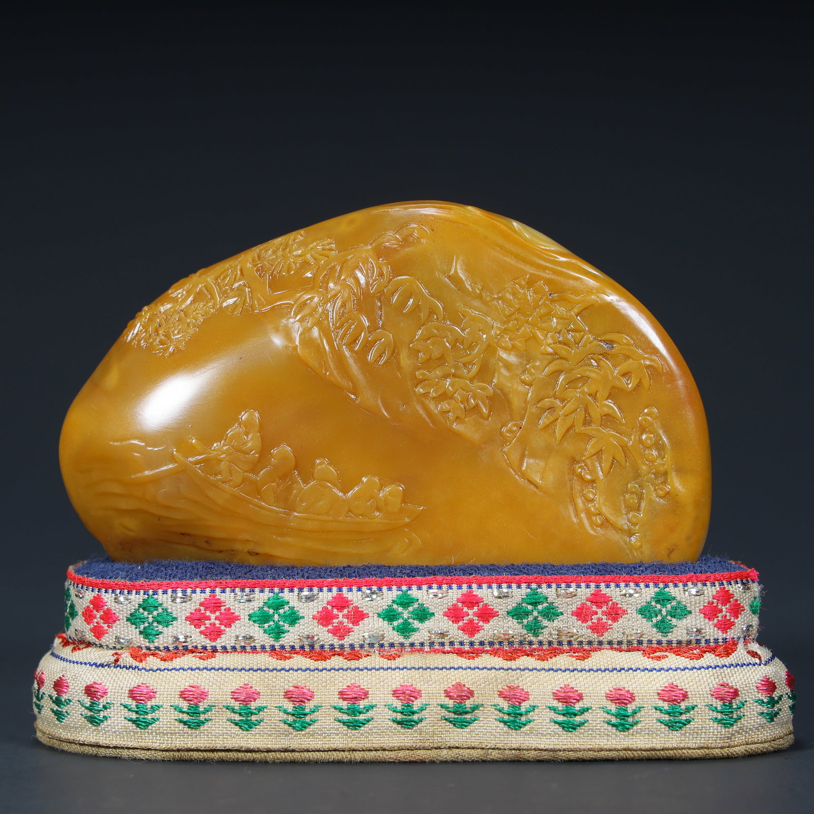 A Qing Dynasty Tian Huangshi thin carved landscape figure ornament: Qing Dynasty Tian Huangshi thin carved landscape figure ornaments SIZE: H:5.3cm L:8.5cm W:2cm W:98.6g (The Dimensions Of All Batches Are Manually Measured.If You Need More Detailed Information, Please