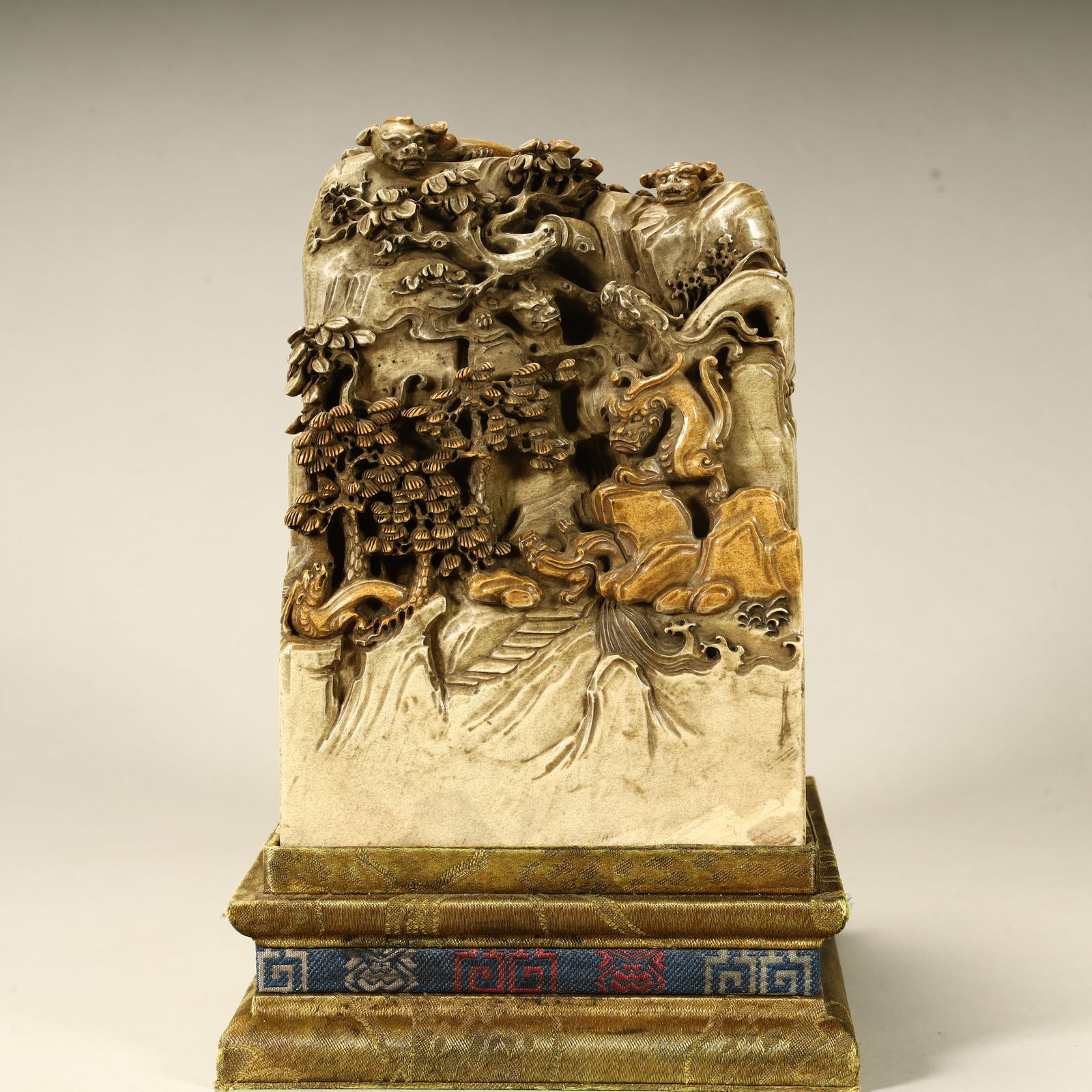 A Qing Dynasty fine Shoushan stone seal: Qing Dynasty fine Shoushan stone seal SIZE: H:15cm L:10.5cm W:10.5cm W:3.4kg (The Dimensions Of All Batches Are Manually Measured.If You Need More Detailed Information, Please Contact Our Customer Ser