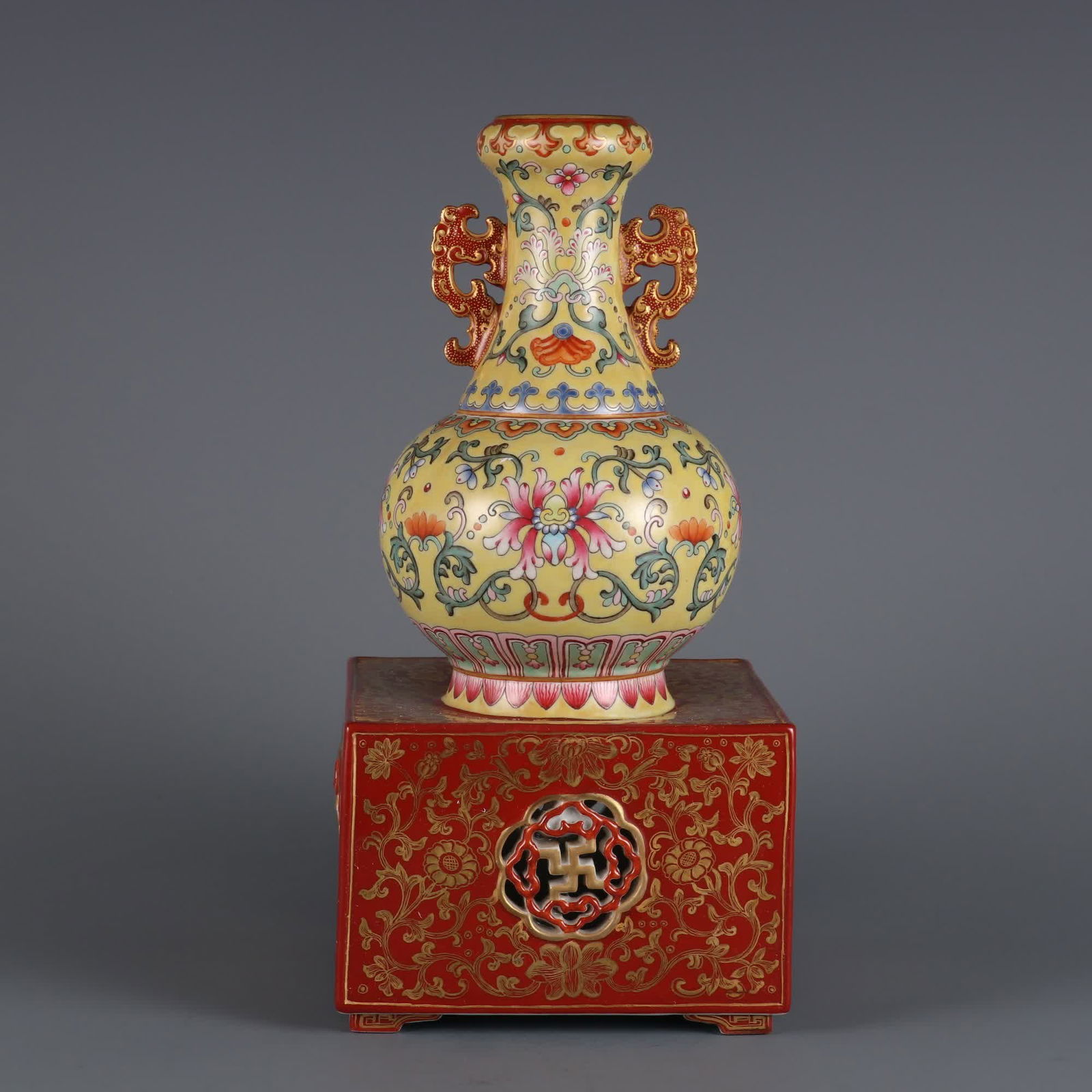 A square vase made in the Qianlong period of the Qing Dynasty with a yellow background and: Qing Qianlong year yellow background color passionflower pattern with alum red background gold painted square vase SIZE: H: 27cm Bottom diameter 13.2cm (The Dimensions Of All Batches Are Manually Meas