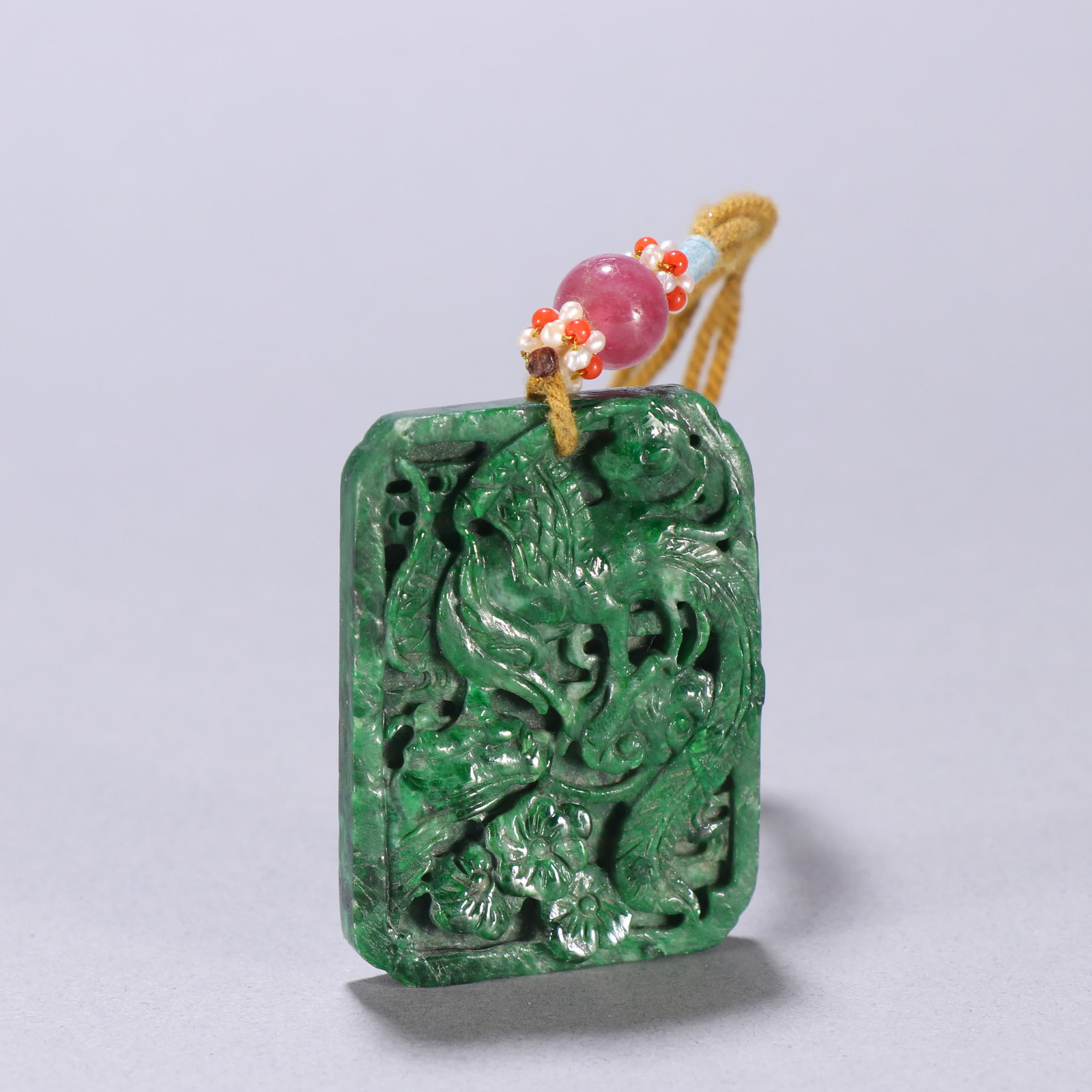 A Qing Dynasty jade phoenix pattern listing: Qing Dynasty jade phoenix pattern listing SIZE: H:4.9cm W:3.5cm W:22.2g (The Dimensions Of All Batches Are Manually Measured.If You Need More Detailed Information, Please Contact Our Customer Service