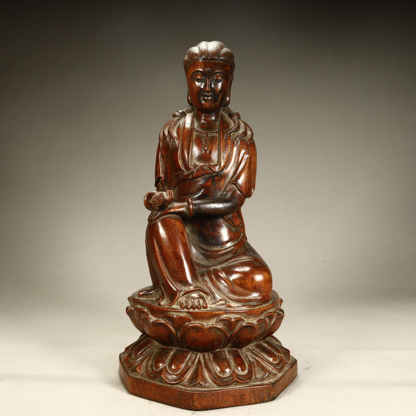 A seated statue of Guanyin holding a sutra in agarwood in the Qing Dynasty: Qing Dynasty agarwood seated statue of Guanyin holding scriptures SIZE: H:31cm L:15.5cm W:16.5cm W:981g (The Dimensions Of All Batches Are Manually Measured.If You Need More Detailed Information, Plea