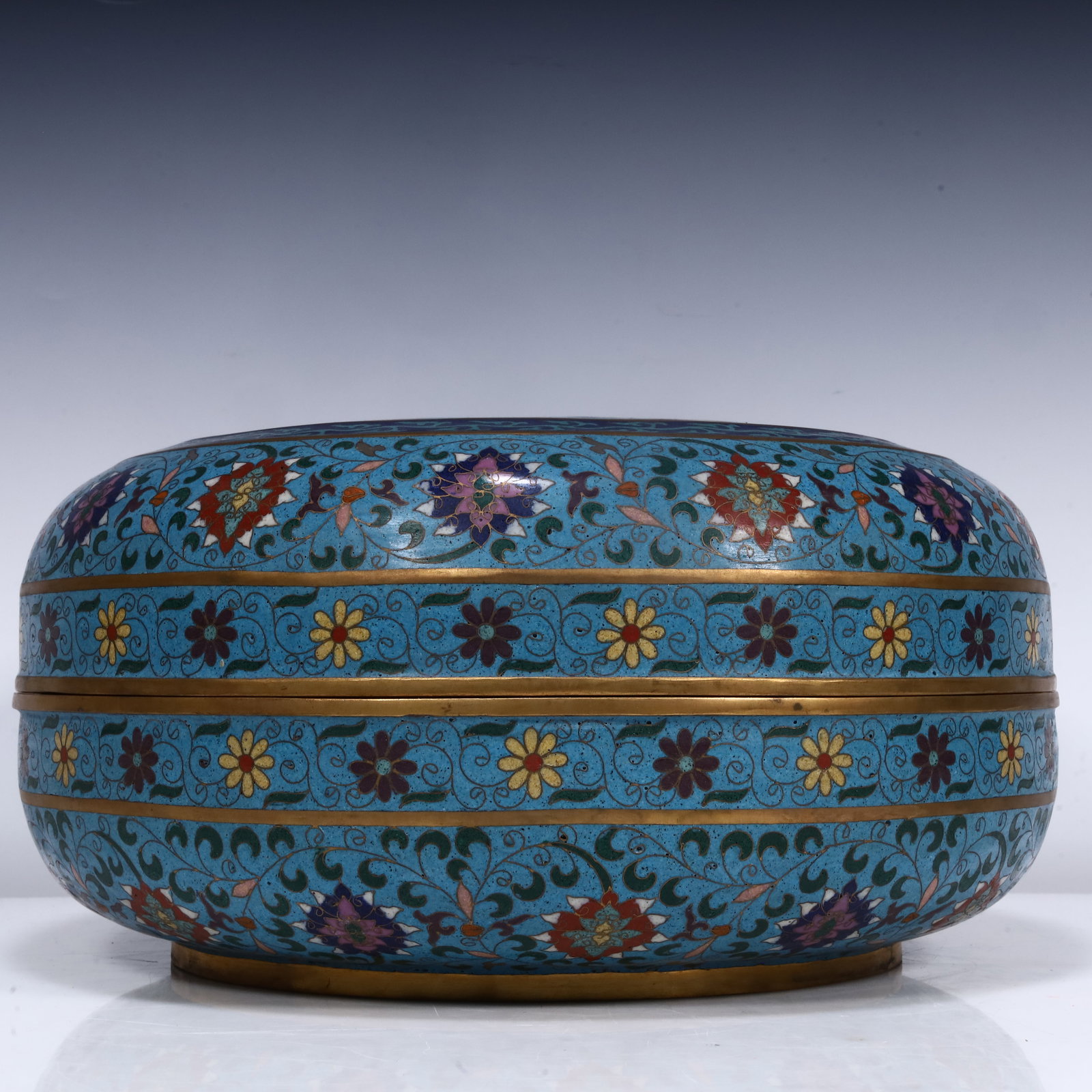 A cloisonné large lid box: Cloisonné large lid box SIZE: L:32cm W:32cm H:15cm W:5kg (The Dimensions Of All Batches Are Manually Measured.If You Need More Detailed Information, Please Contact Our Customer Service Before Bidding