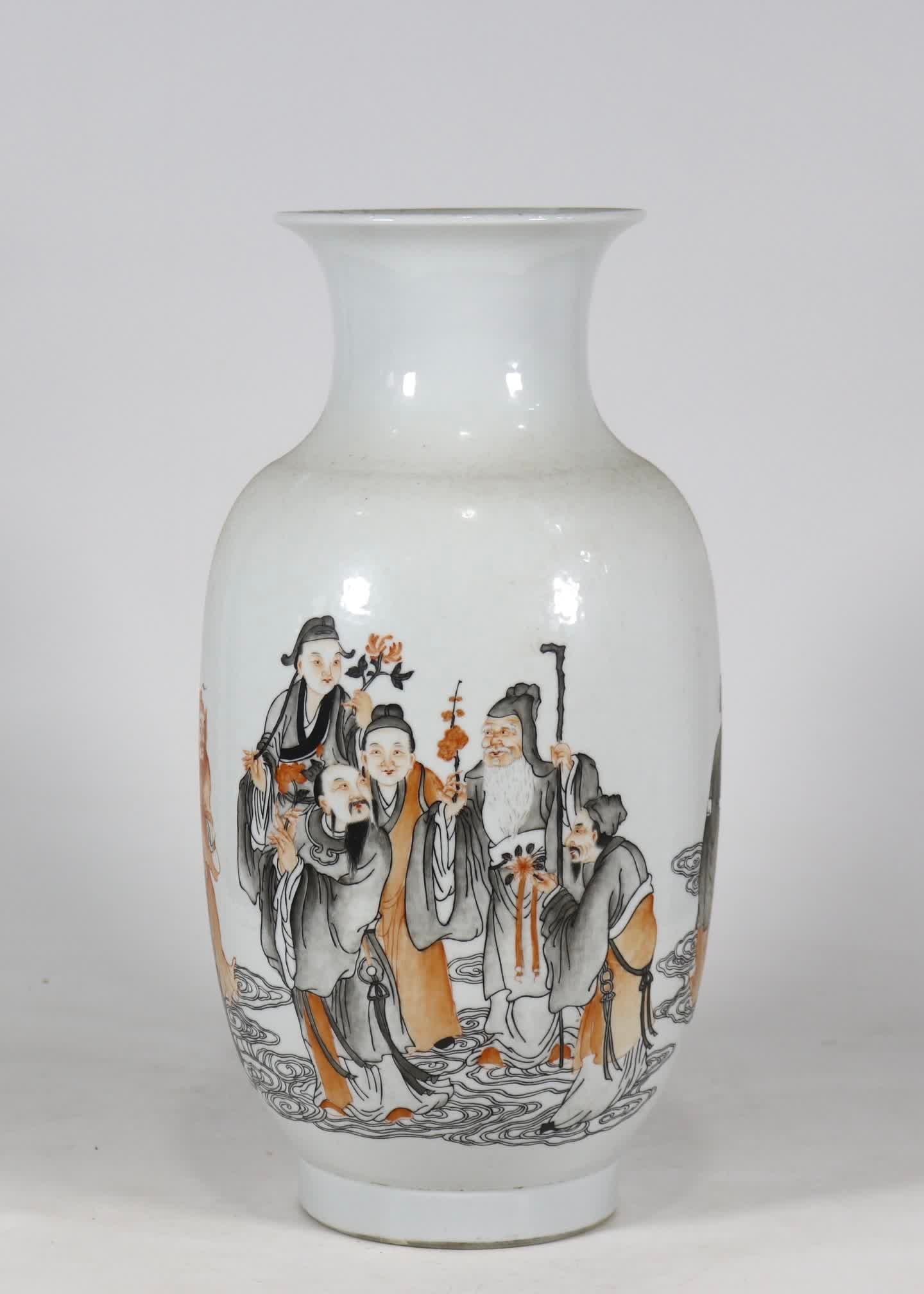 A winter melon bottle made in the Qianlong period of the Qing Dynasty: Qing Qianlong year ink color alum red character story winter melon bottle SIZE: H: 37cm Belly W: 17.5cm (The Dimensions Of All Batches Are Manually Measured.If You Need More Detailed Information, Plea