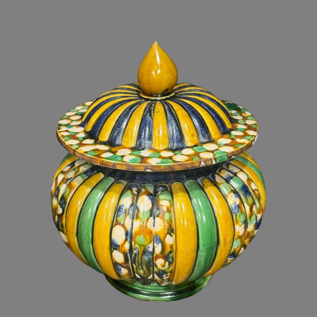 A Tang Sancai melon ribbed lid jar: Tang Sancai melon ribbed lid jar SIZE: H:26cm W:20cm (The Dimensions Of All Batches Are Manually Measured.If You Need More Detailed Information, Please Contact Our Customer Service Before Bidding.)