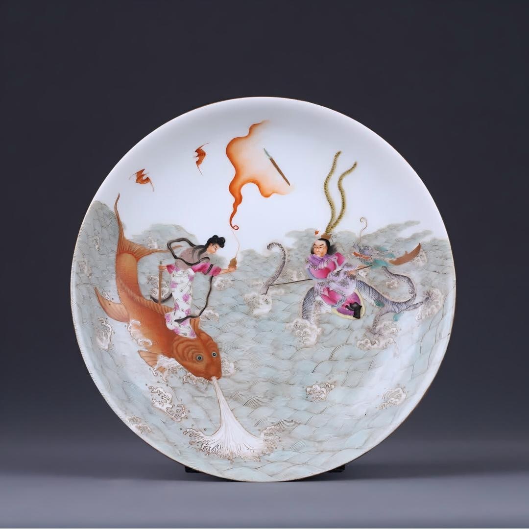 A piece of Qing Qianlong pastel Nezha sea plate: Qing Qianlong pastel Nezha sea plate style: "Qing Qianlong Year System" open, shallow belly, circle foot classic plate style The shape is regular and full, the lines are round and smooth, and the foot