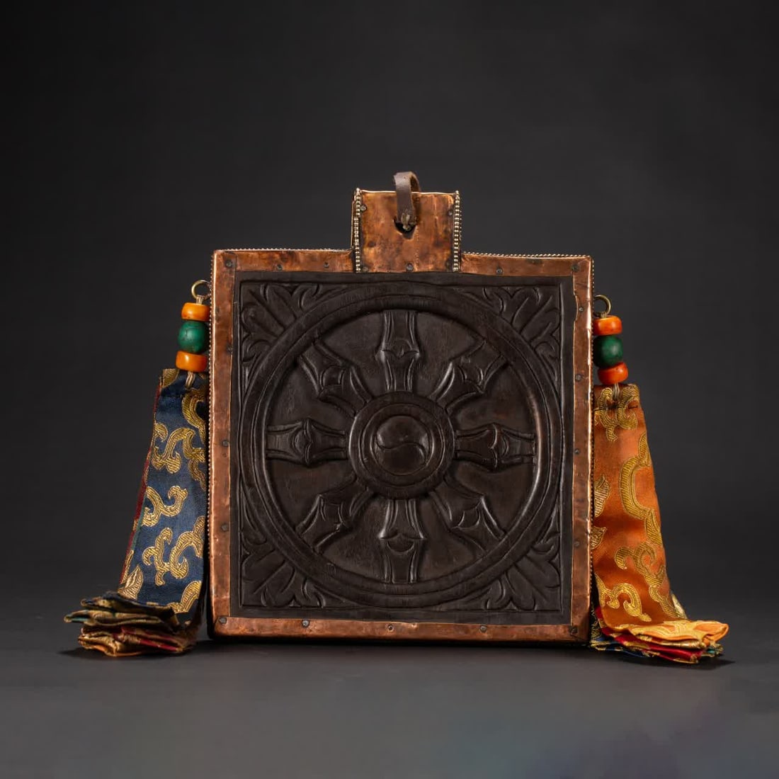 A Tibetan box from the Qing Dynasty: Tibetan box in the Qing Dynasty SIZE: L:21cm W:18cm (The Dimensions Of All Batches Are Manually Measured.If You Need More Detailed Information, Please Contact Our Customer Service Before Bidding.)