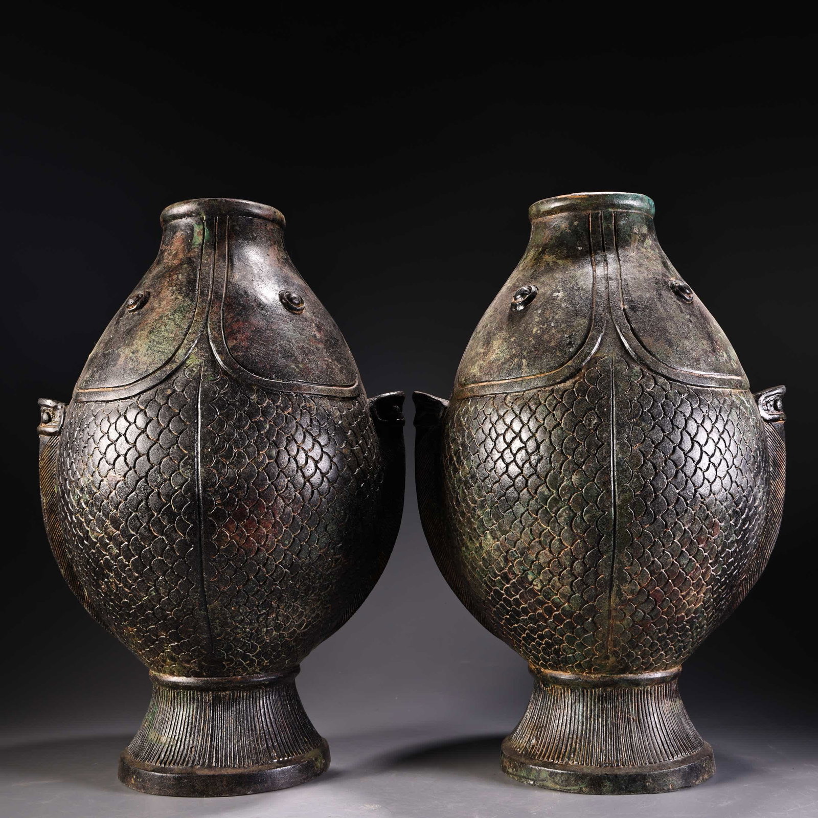 A pair of fish vases: A pair of bronze fish vases SIZE: Single W: 4800g H: 41cm W: 24cm (The Dimensions Of All Batches Are Manually Measured.If You Need More Detailed Information, Please Contact Our Customer Service Before