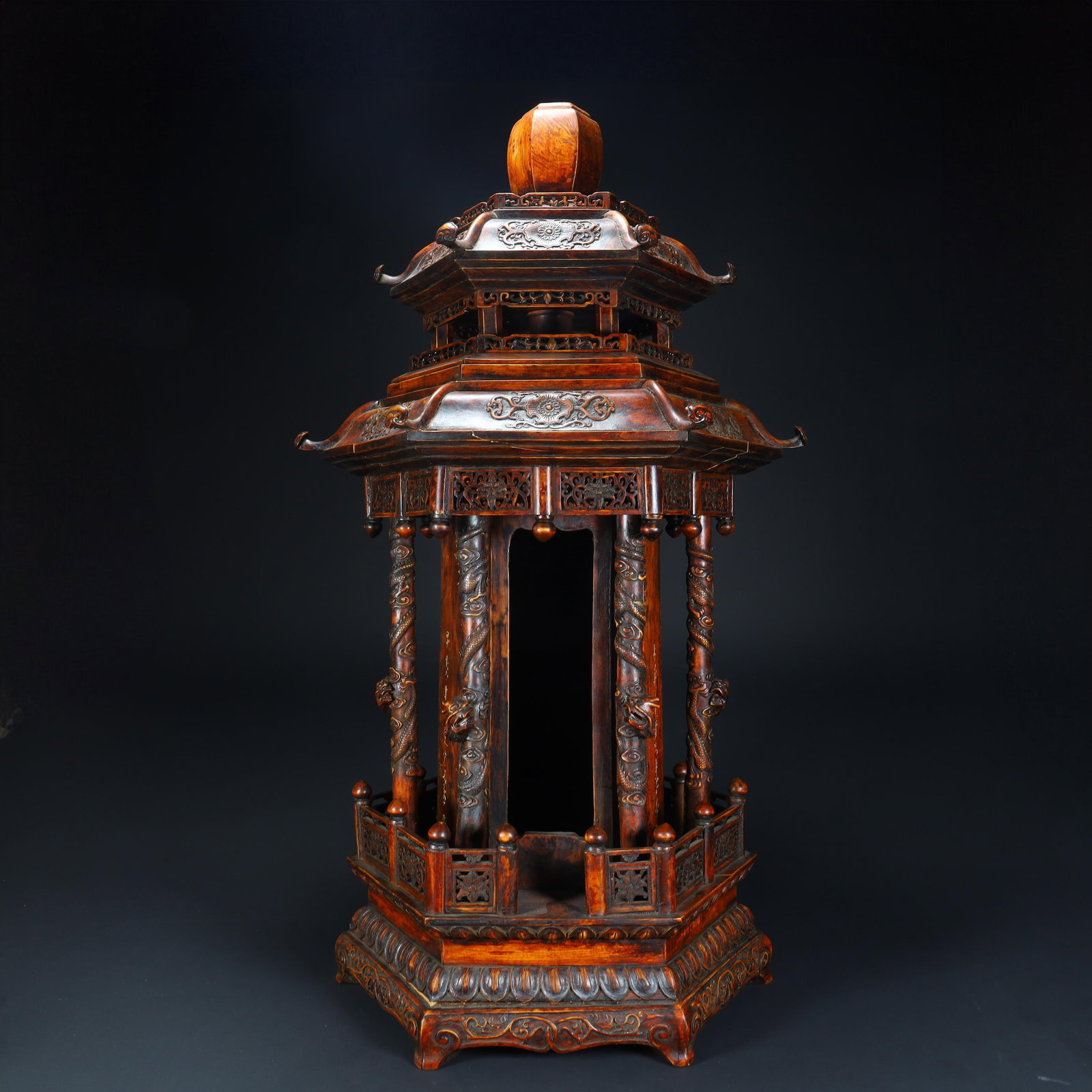 A piece of Qing Dynasty old sandalwood dragon pattern hexagonal palace lamp (Buddha niche style): Qing Dynasty old sandalwood dragon pattern hexagonal palace lamp (Buddha niche style) SIZE: H:68cm L:38cm W:28cm W:8.6kg (The Dimensions Of All Batches Are Manually Measured.If You Need More Detailed