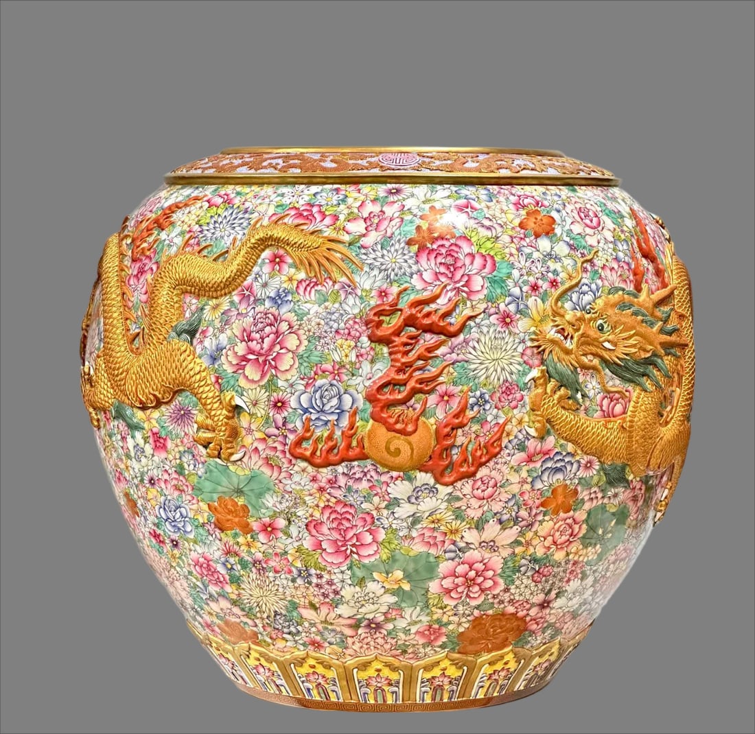 A piece of Qinglong enamel colorful kaleidoscope carved with gold-painted double dragons and beads: Qing Qianlong enamel colorful kaleidoscope does not fall to the ground, carved with gold-painted double dragons and beaded pattern jars SIZE: H: 50cm Belly diameter 57cm mouthD: 31cm (The Dimensions O