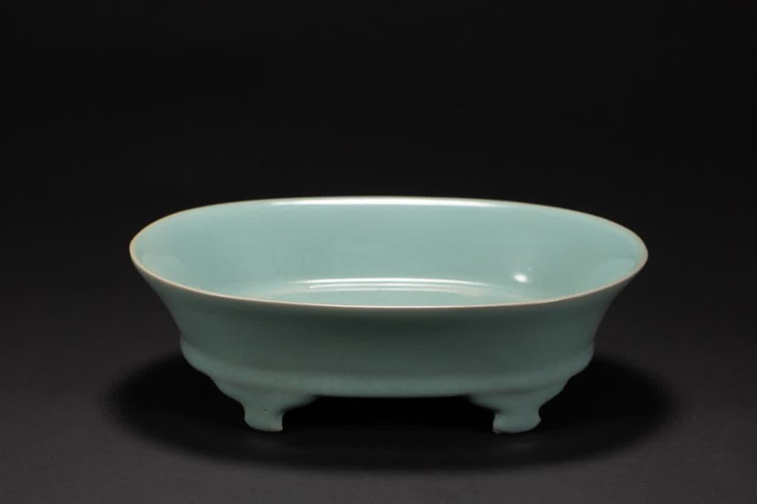 A piece of Song Dynasty Ru kiln washing: Song Dynasty Ru kiln washing SIZE: L:19.2cm W:14.2cm H:6cm (The Dimensions Of All Batches Are Manually Measured.If You Need More Detailed Information, Please Contact Our Customer Service Before Biddin