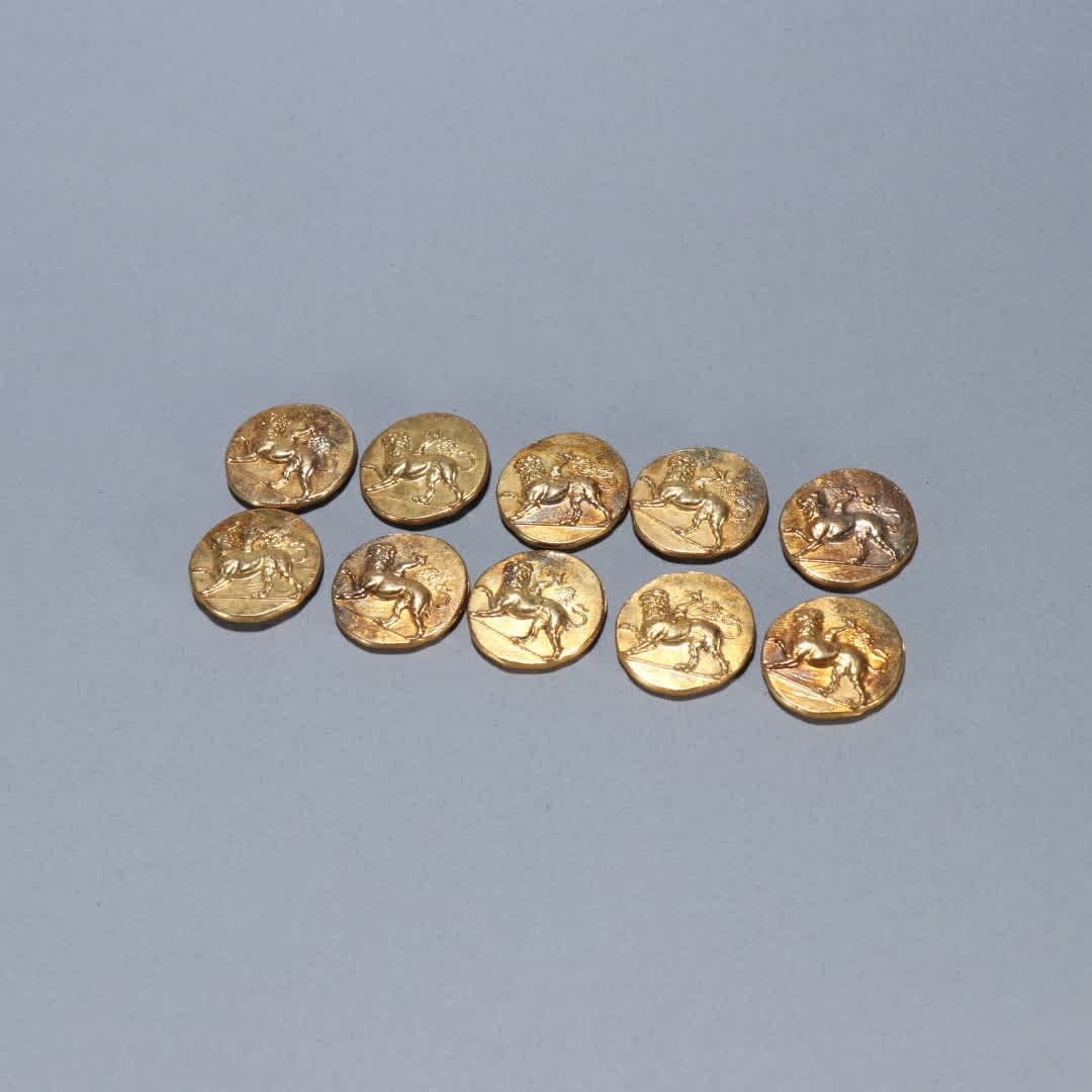A set of Song Dynasty copper gilt coins: A set of copper-gilt gold coins of the Song Dynasty SIZE: W: 2.4cm Total W: 96.2g (The Dimensions Of All Batches Are Manually Measured.If You Need More Detailed Information, Please Contact Our Custome