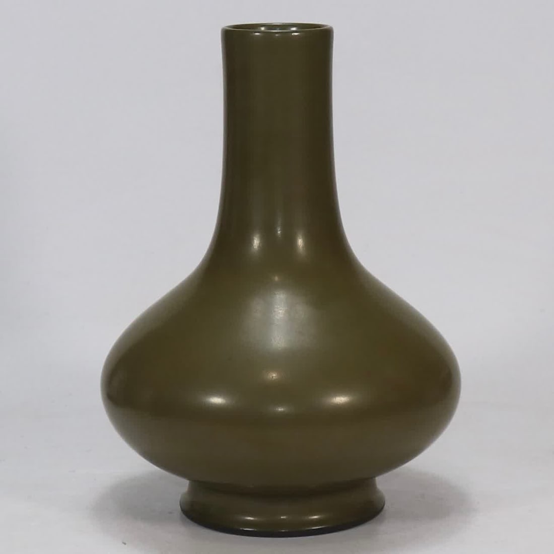 A tea powder glazed water chestnut bottle made in the Qianlong period of the Qing Dynasty: Qing Qianlong tea powder glazed water chestnut bottle SIZE: H:30.5cm (The Dimensions Of All Batches Are Manually Measured.If You Need More Detailed Information, Please Contact Our Customer Service Bef