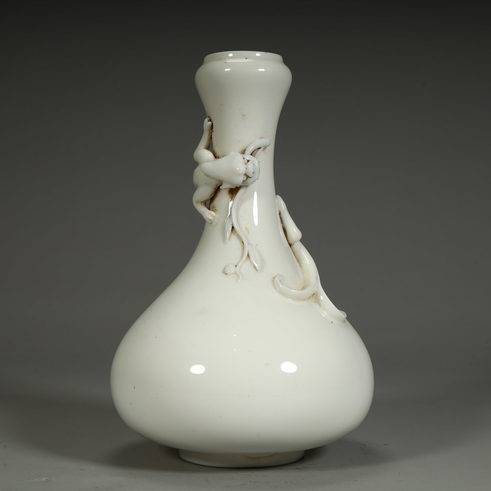 A white porcelain dragon vase from the Dehua kiln in the late Ming and early Qing dynasties: In the late Ming and early Qing dynasties, the white porcelain dragon vase in the Dehua kiln SIZE: H:17.5cm L:11cm W:11cm W:383g (The Dimensions Of All Batches Are Manually Measured.If You Need More D