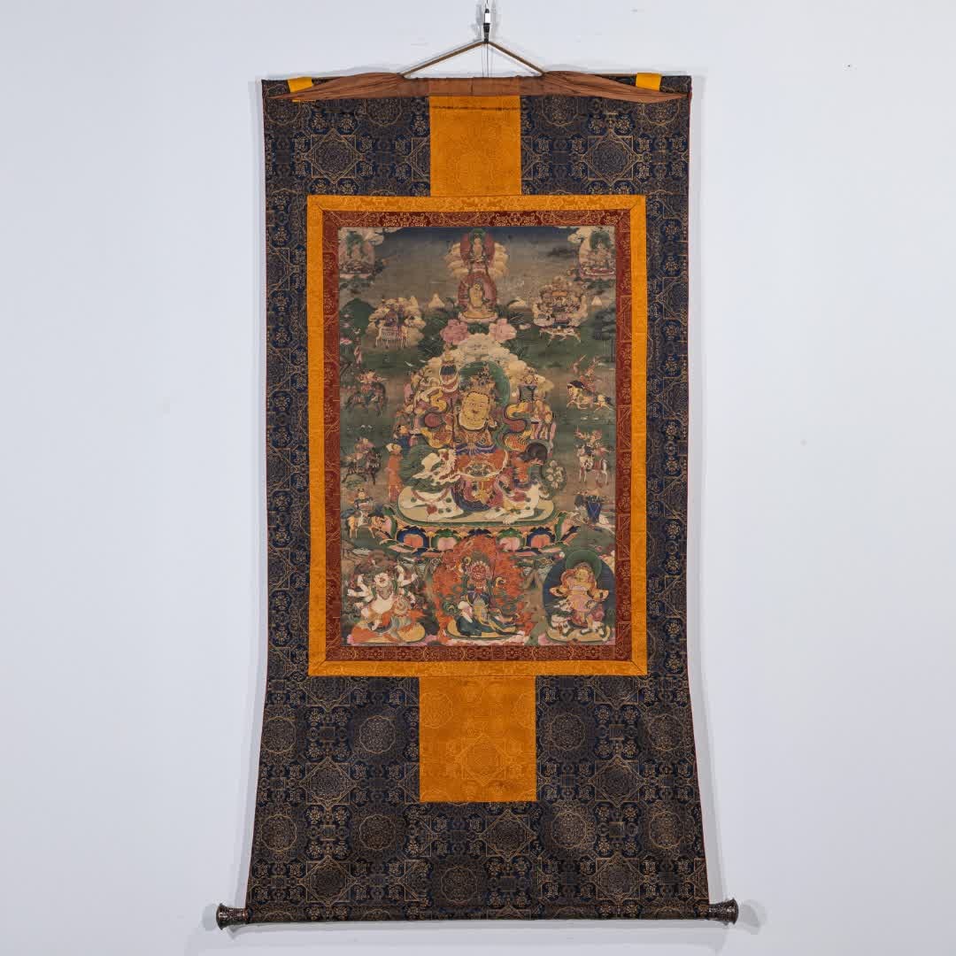 A Qing Dynasty thangka: Qing Dynasty thangka SIZE: Painting Core79x51cm (The Dimensions Of All Batches Are Manually Measured.If You Need More Detailed Information, Please Contact Our Customer Service Before Bidding.)