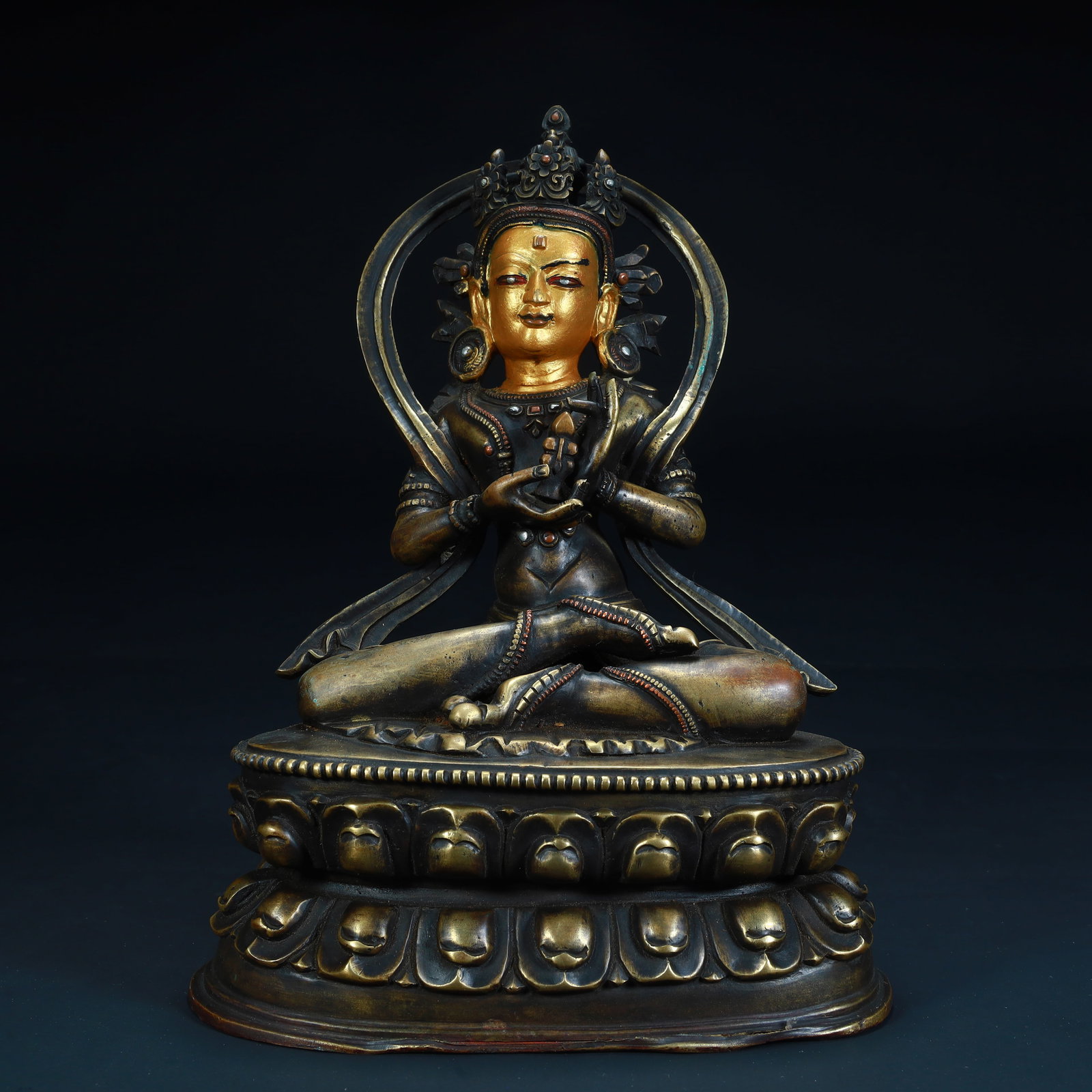 A statue of a gilded Bodhisattva in Tibetan Buddhism in the Qing Dynasty: Qing Dynasty Tibetan Buddhist gilt Bodhisattva statue SIZE: H:24cm L:17.5cm W:12.5cm 2.2kg (The Dimensions Of All Batches Are Manually Measured.If You Need More Detailed Information, Please Contact Ou