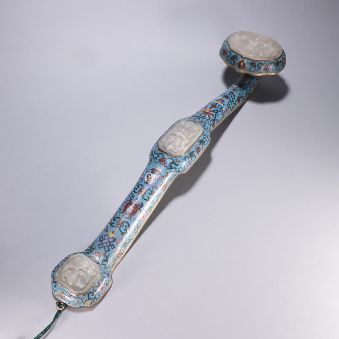 A piece of Qing Dynasty copper tire cloisonné inlaid with Qing Dynasty Hetian Yushou character: Qing Dynasty copper tire cloisonné inlaid with Qing Dynasty Hetian Yushou character pattern ruyi handle SIZE: L:54.5cm W:11.6cm W:1435.3g (The Dimensions Of All Batches Are Manually Measured.If You N